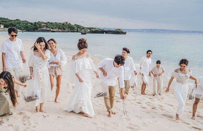 沖縄結婚式でのビーチクリーン活動