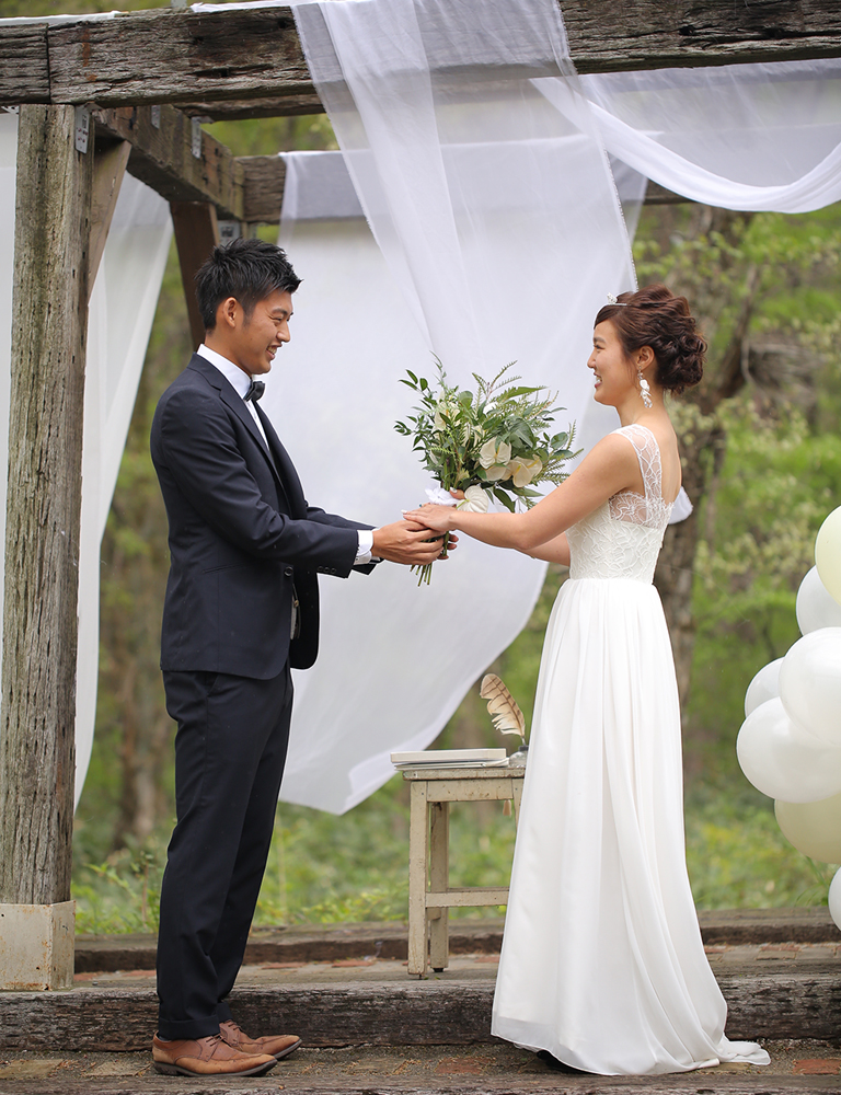 広島アウトドアウェディングでの花婿と花嫁