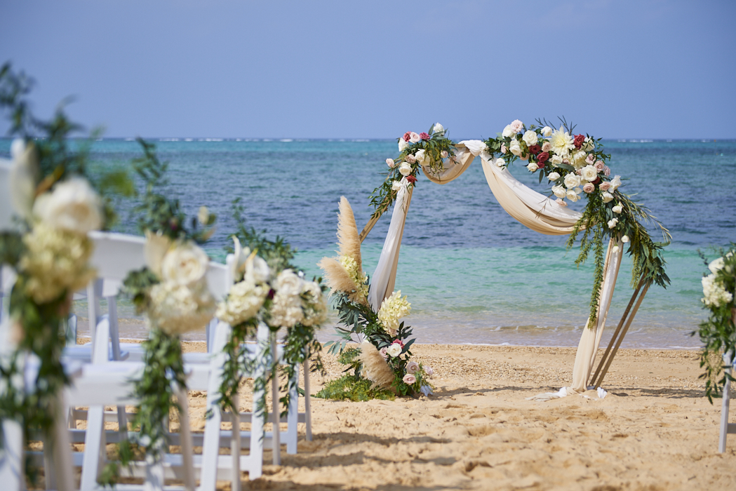 ビーチウェディングでのウェディングセレモニー装花