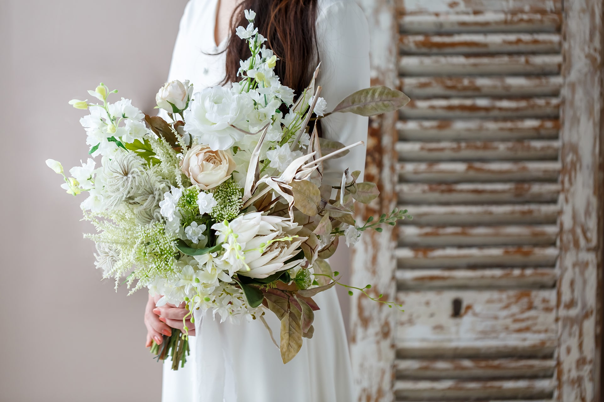 白系の造花のウェディングブーケ