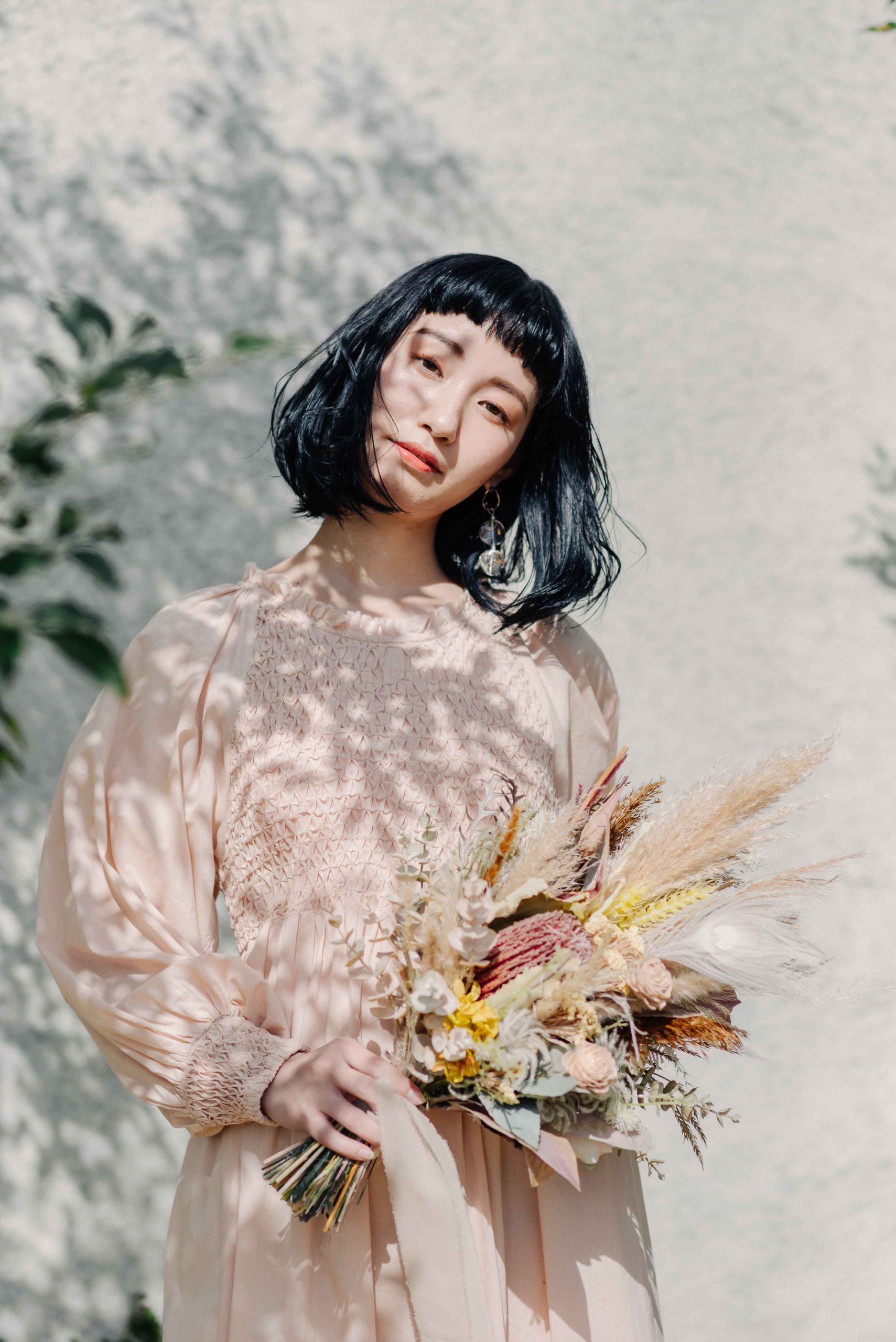 カラフルな花束を持つ女性