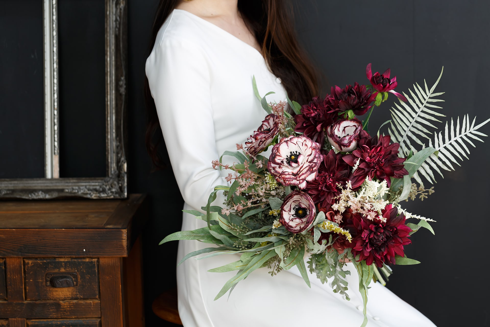 赤系の造花のウェディングブーケ