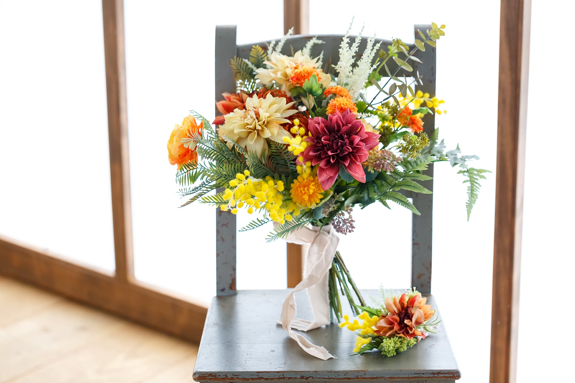 赤とオレンジの造花のウェディングブーケ