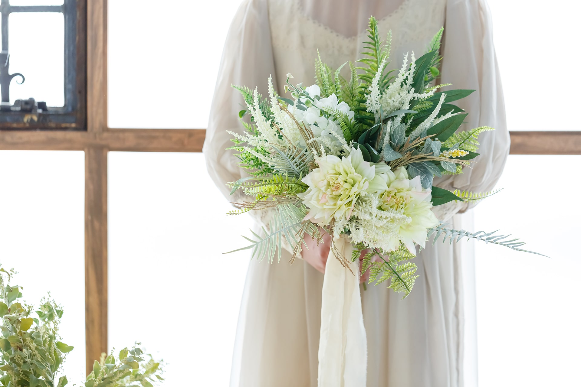 白とグリーンの造花のウェディングブーケ