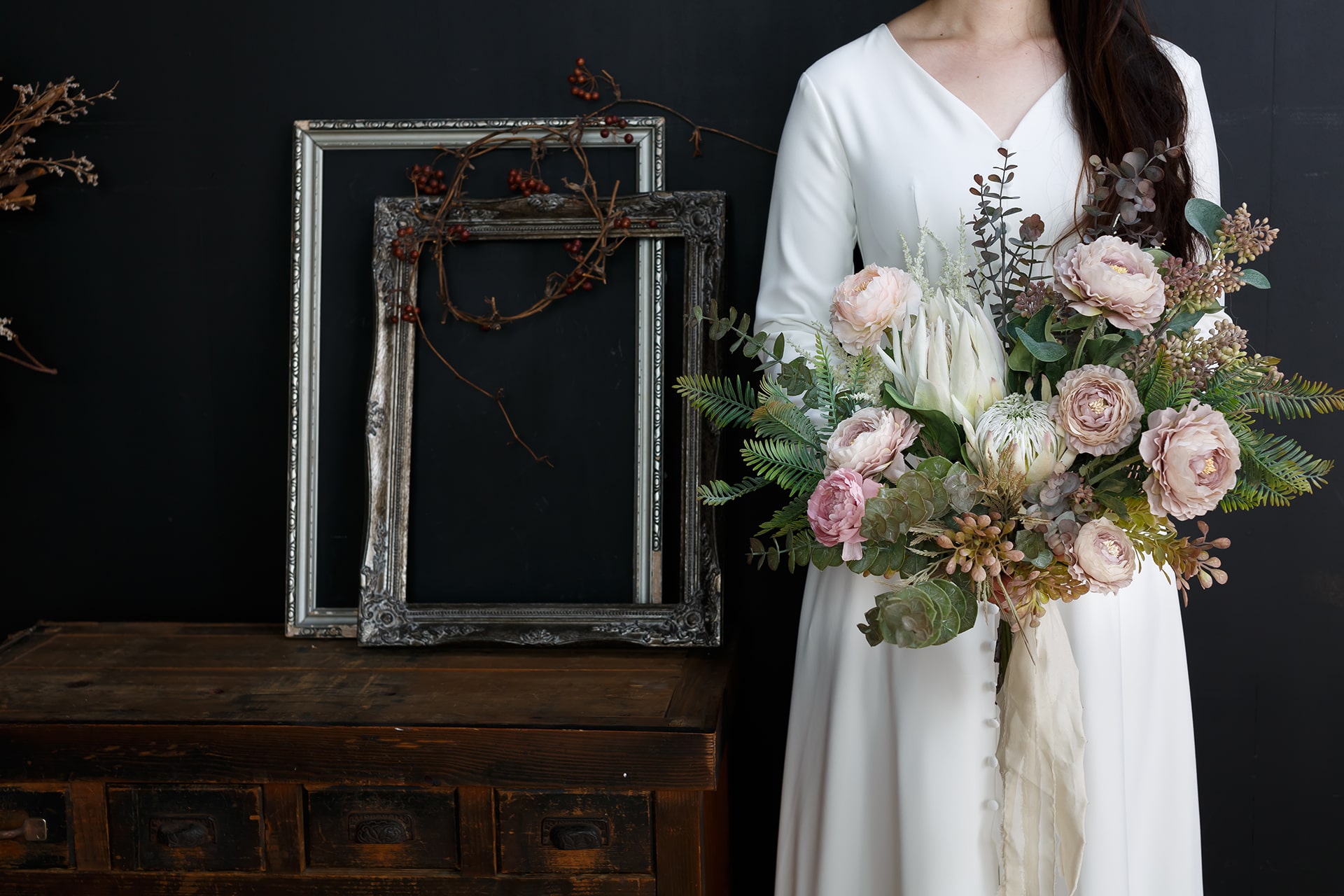 白とピンクの造花のウェディングブーケ