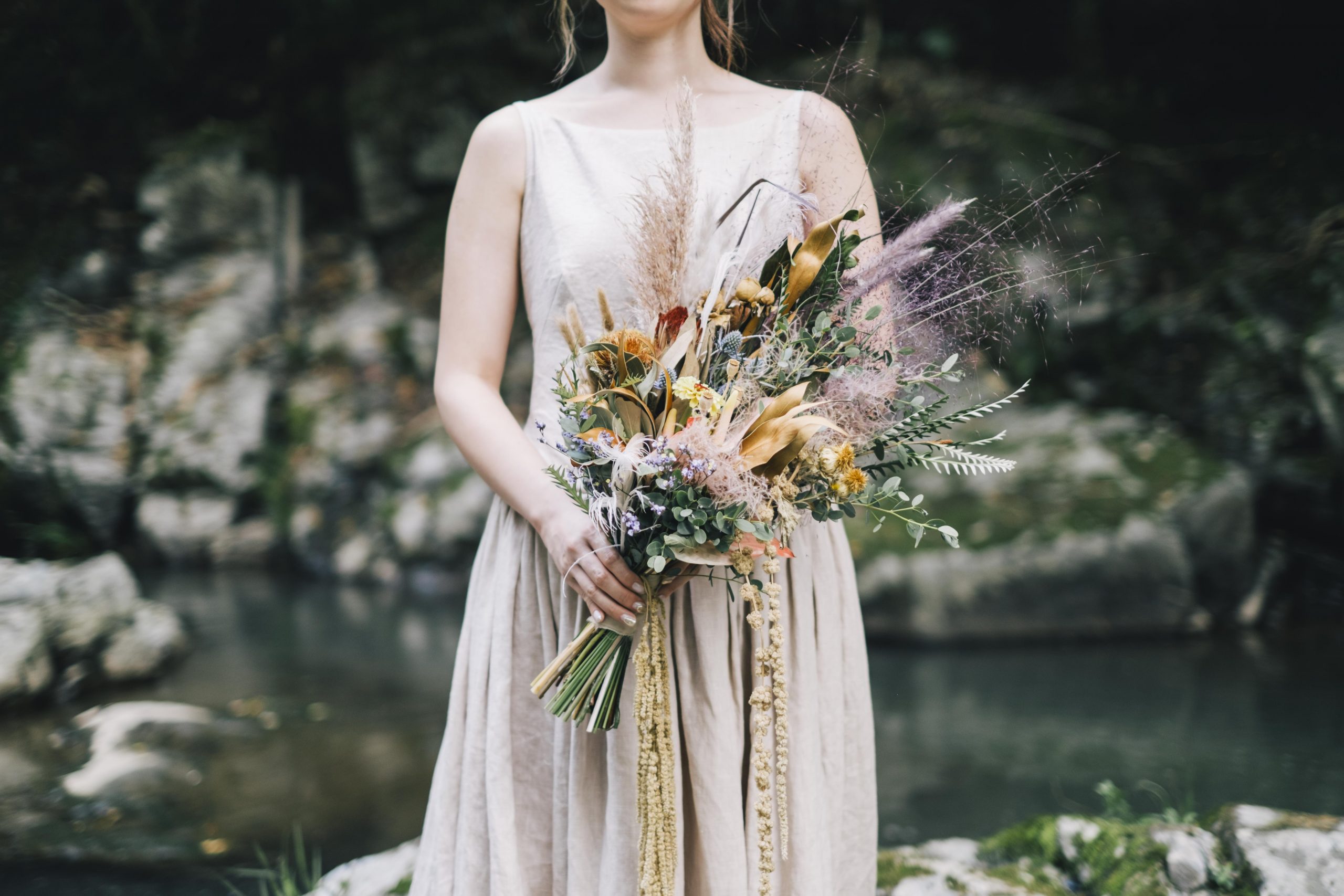 広島の前撮りで花嫁が持つカラフルなドライフラワーブーケ