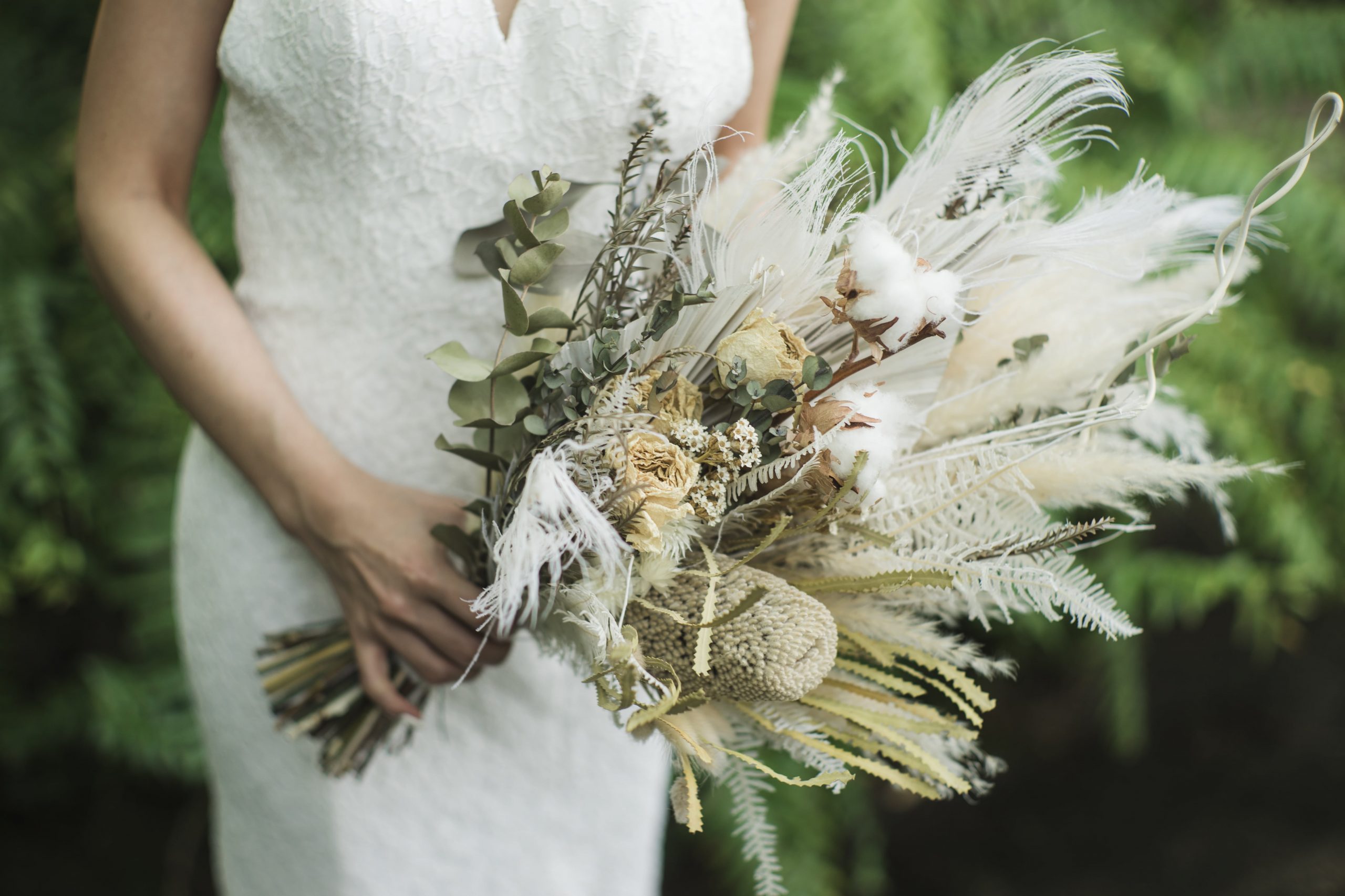 ホワイト系のドライフラワーでまとめた前撮り用ブーケ