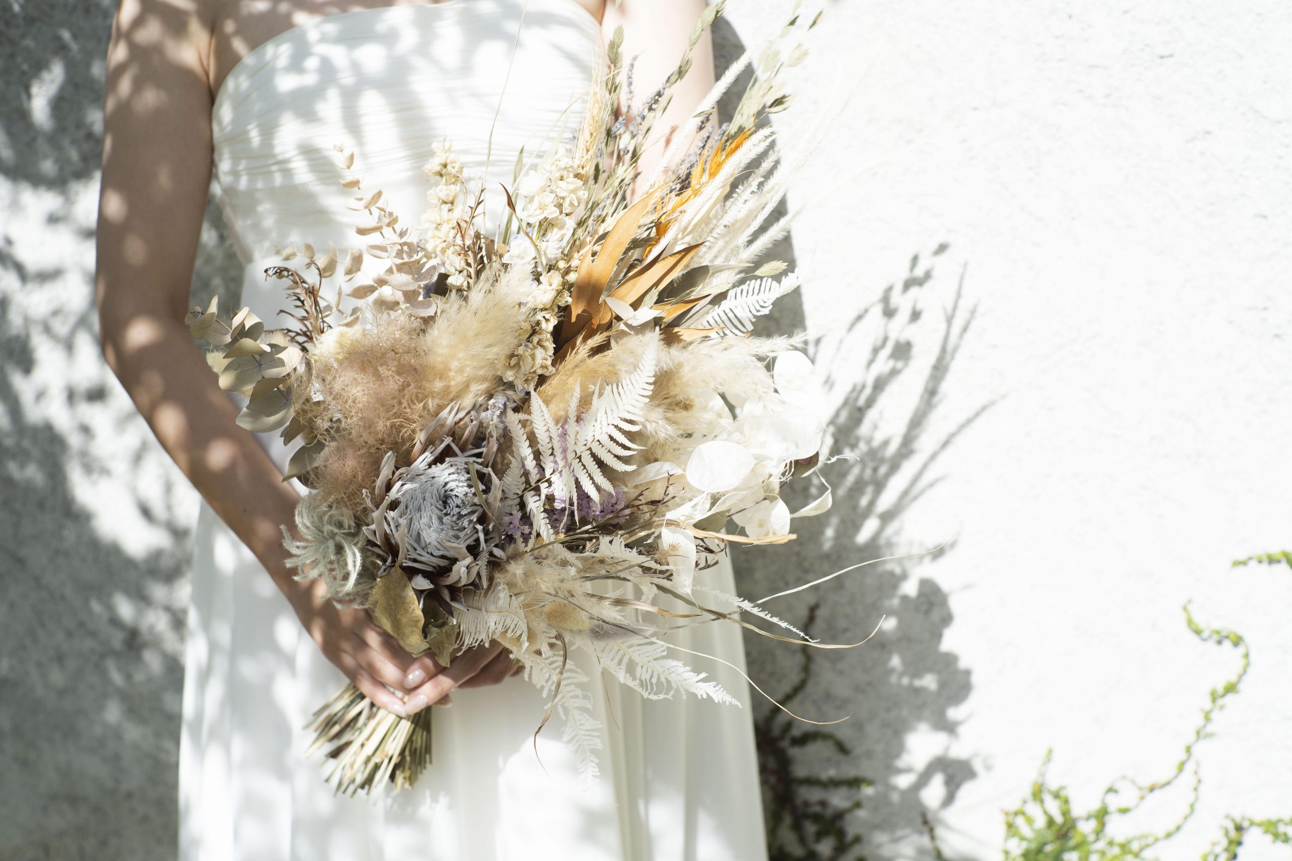 沖縄前撮りでドライフラワーブーケを持つ花嫁