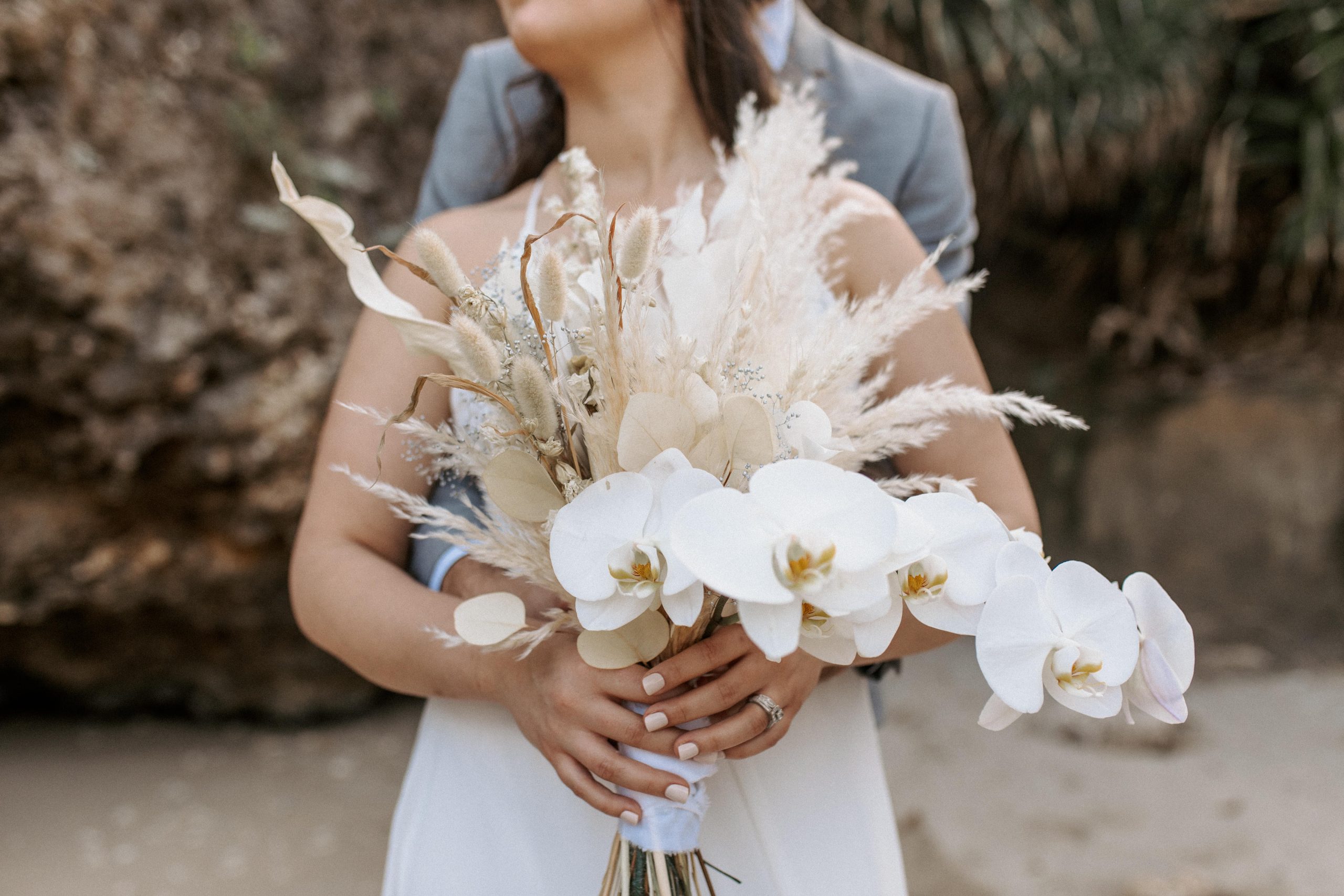 沖縄のビーチで胡蝶蘭とドライフラワーを組み合わせたブーケ