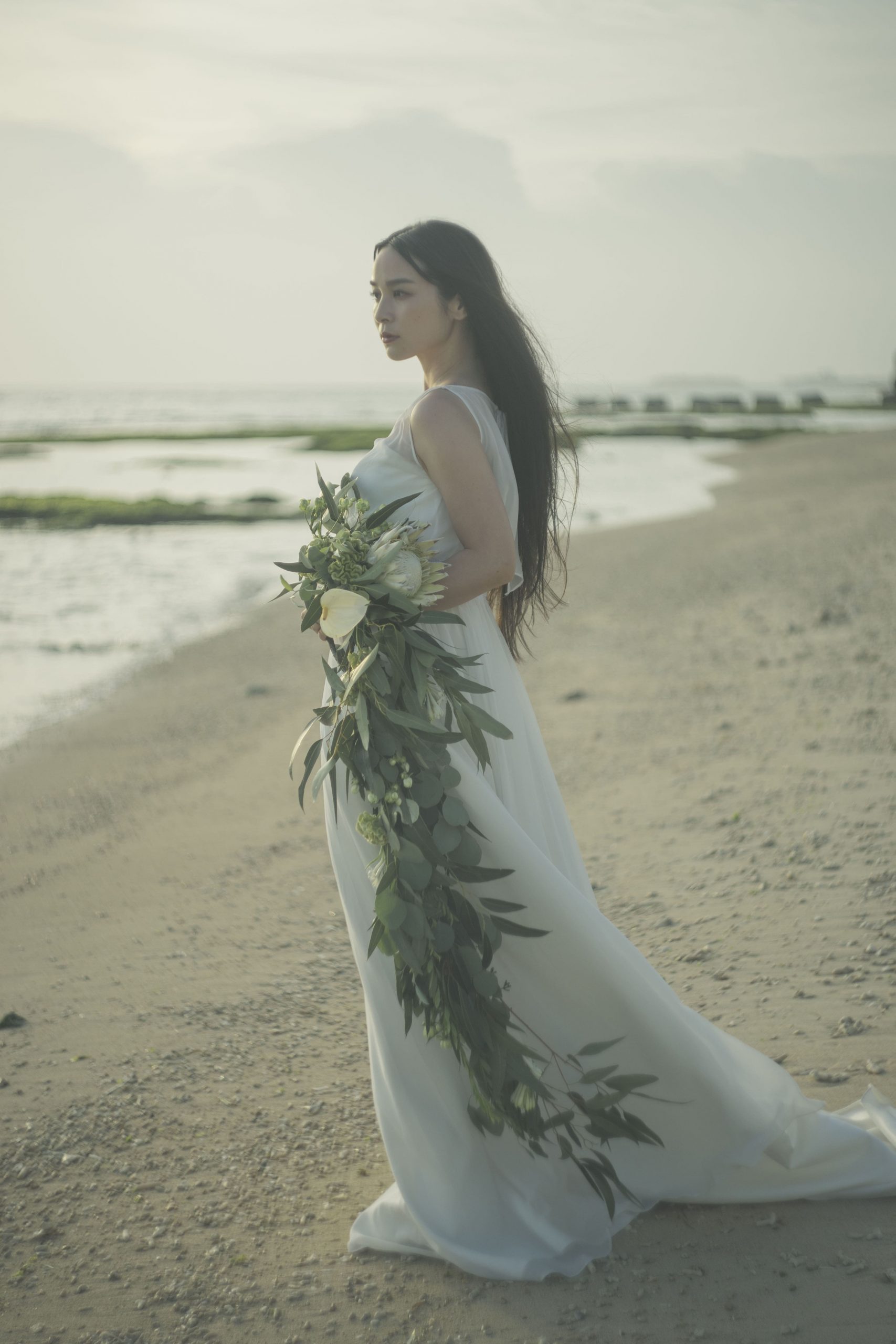 ドレスに映えるグリーンのロングウェディングブーケ