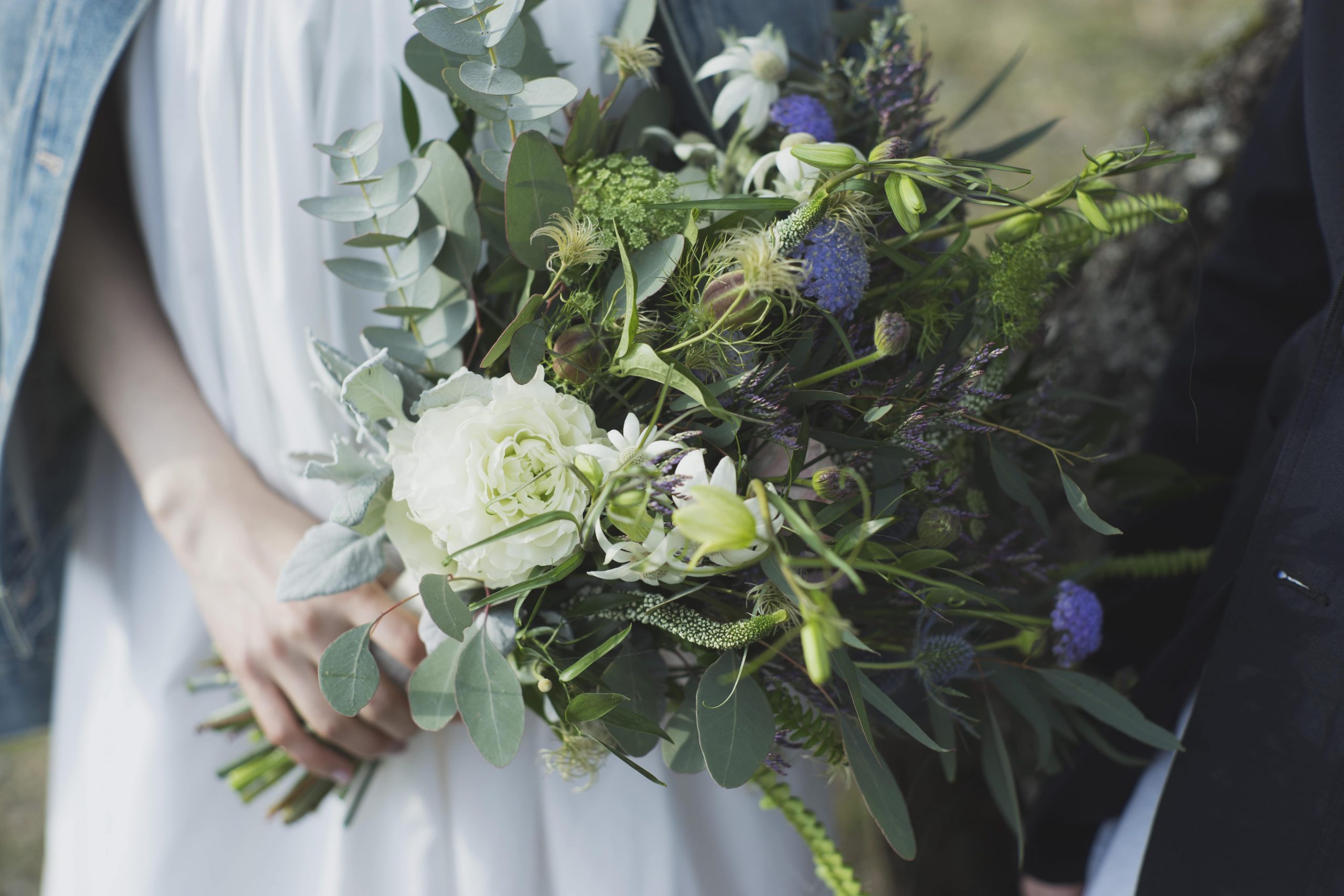 ホワイトとグリーンのウェディングブーケ