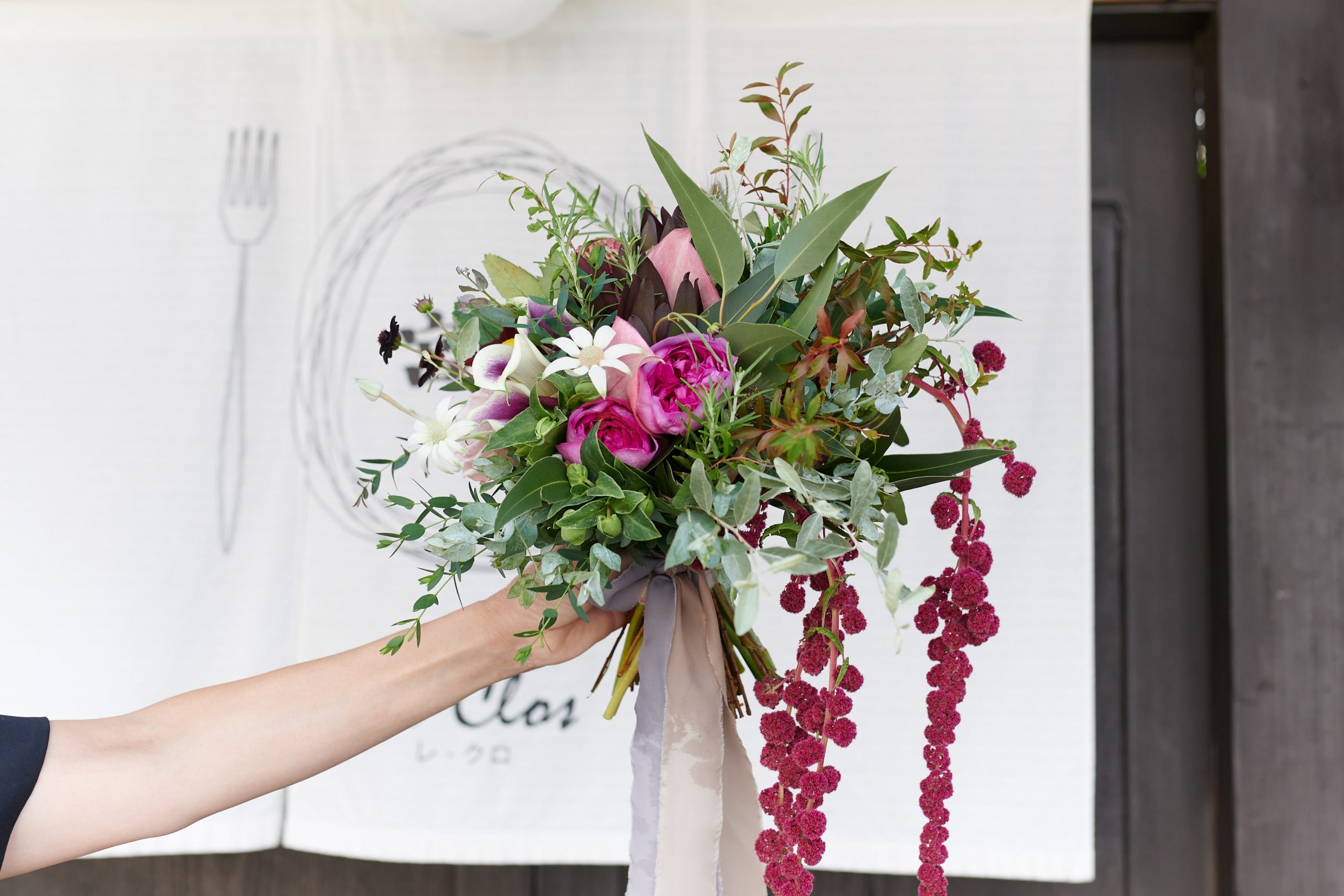 グリーンにさし色の赤を入れたブーケ