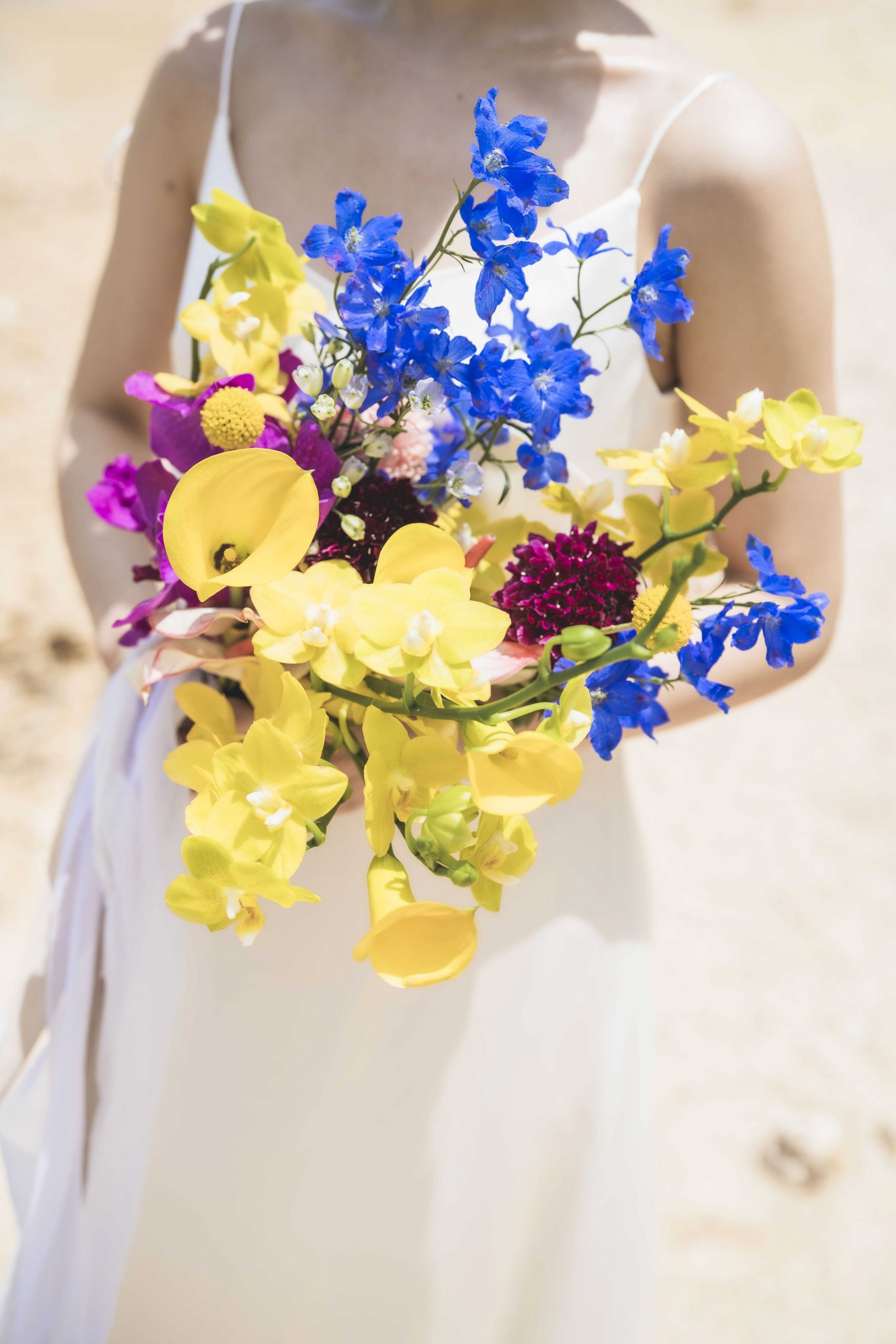 フォトウェディングでのカラフルなブーケ