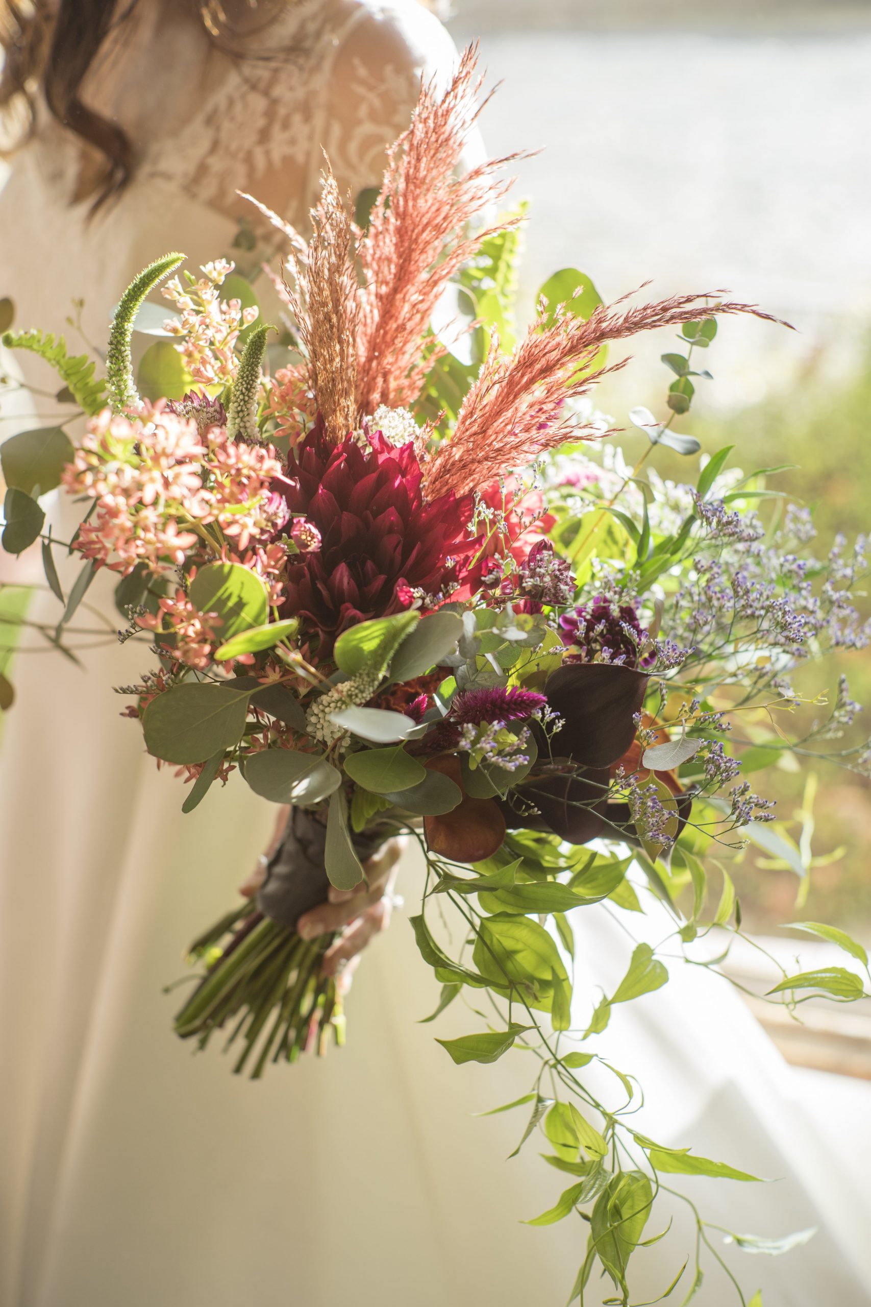 シックな赤とグリーンを組み合わせたブーケ