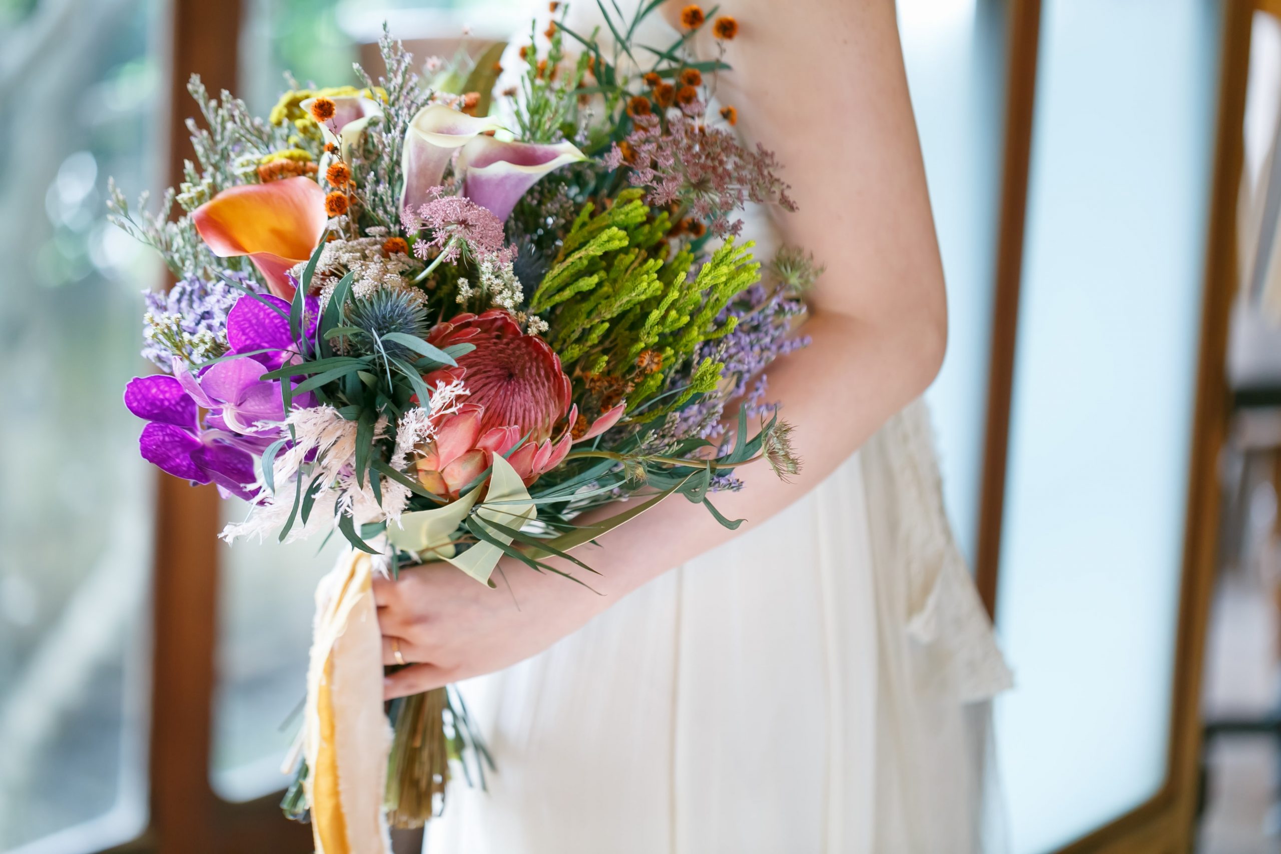 カラフルなお花を使ったクラッチブーケ