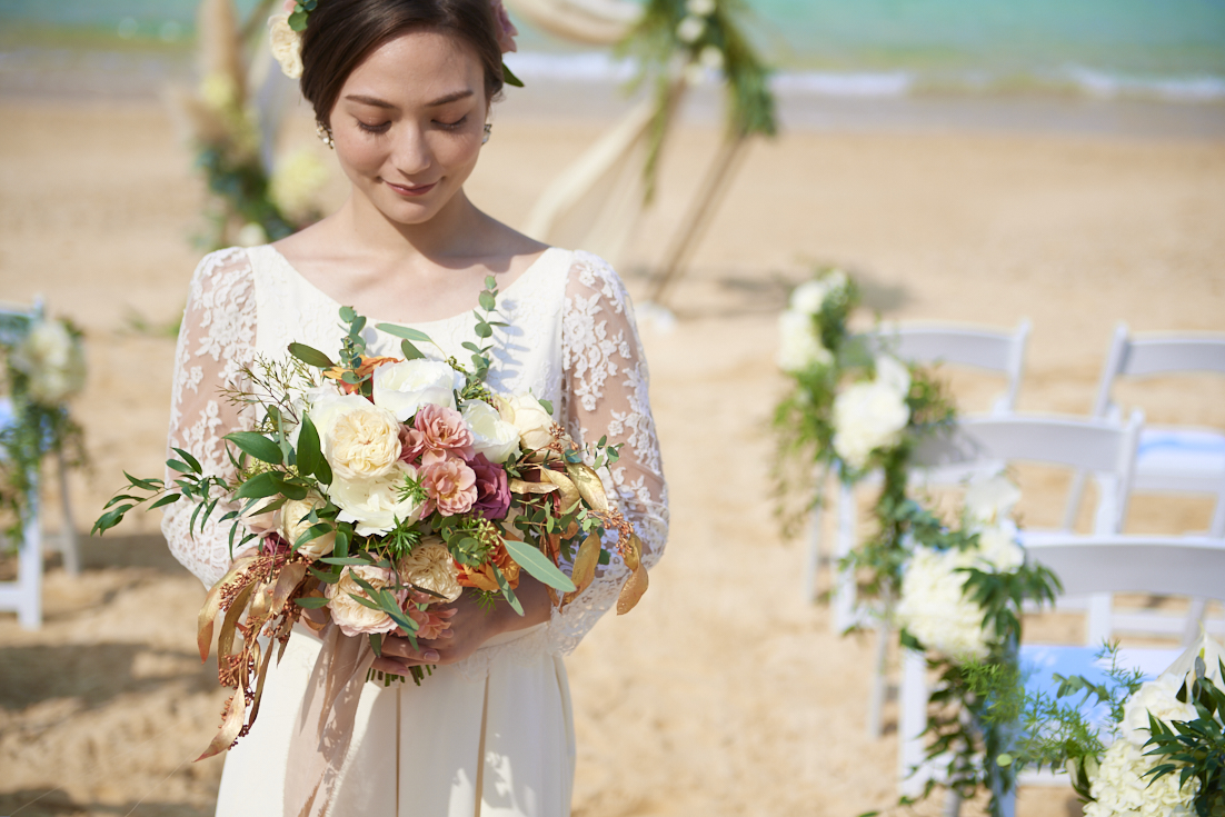 沖縄のビーチでブーケを持つ花嫁