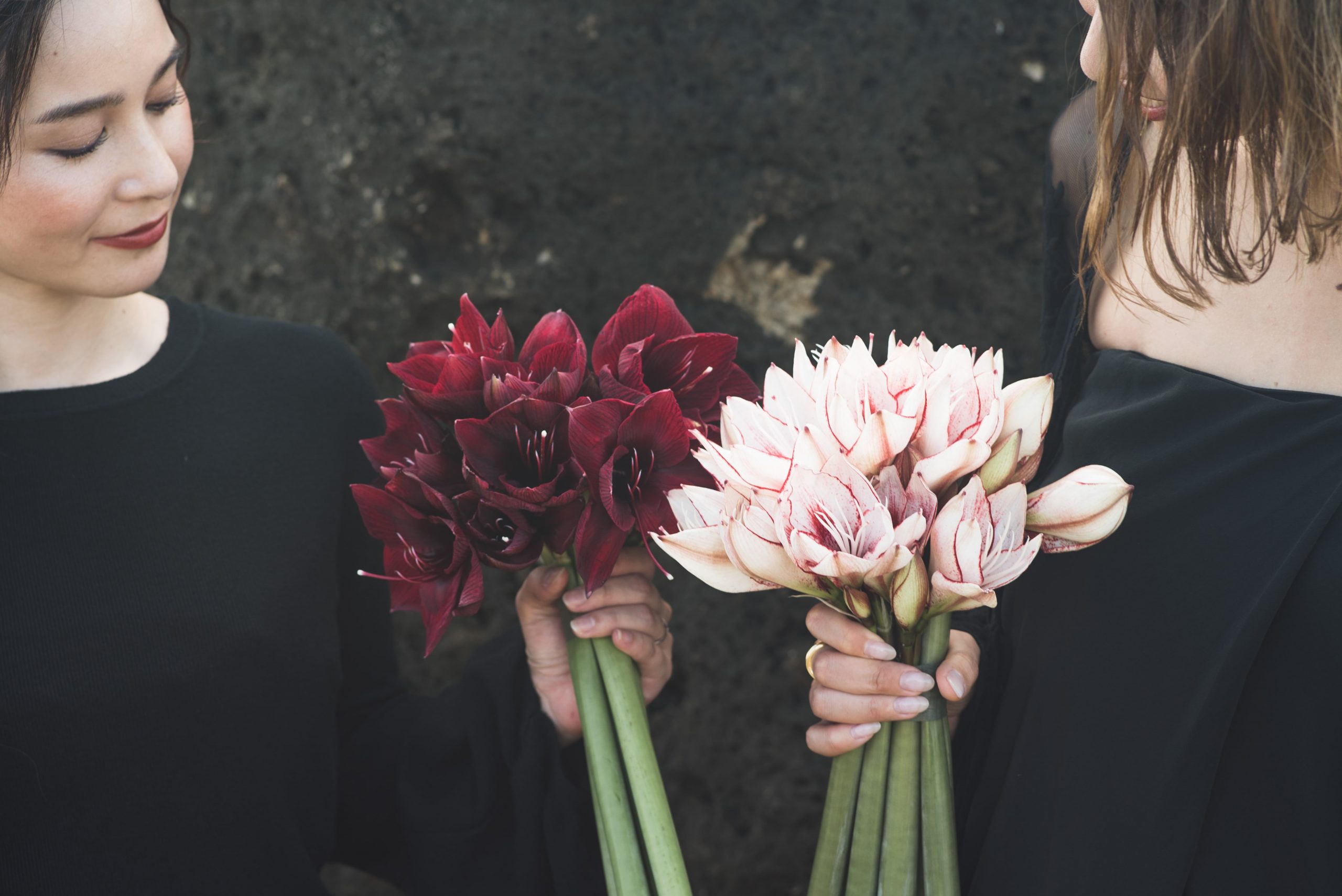 ブラックドレスにアマランサスのブーケを合わせたコーディネート