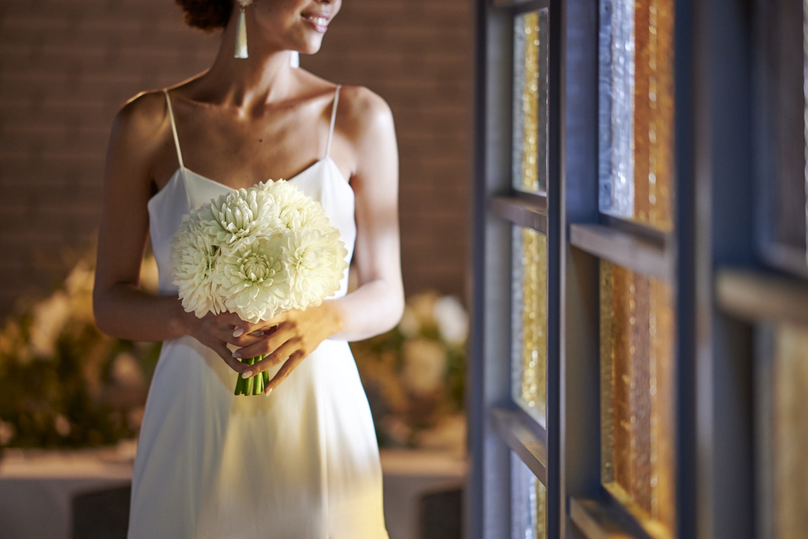 真っ白のダリアのみを使ったウェディングブーケ