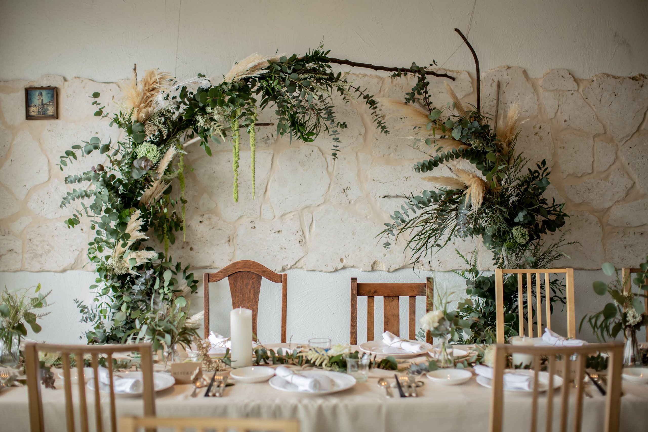 レストランウェディングでのフラワーアーチ装飾