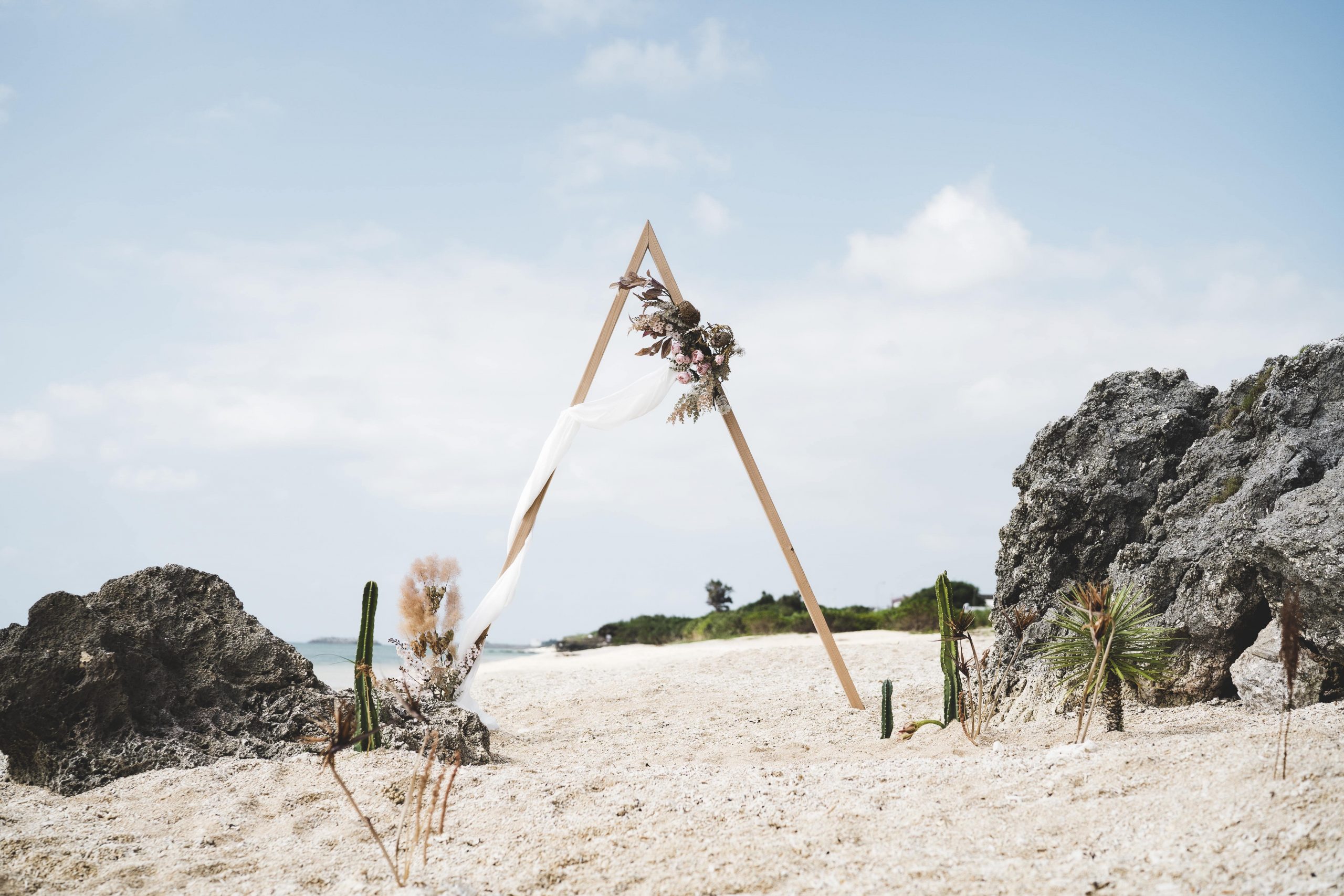 沖縄ビーチウェディングでのアーチ装花