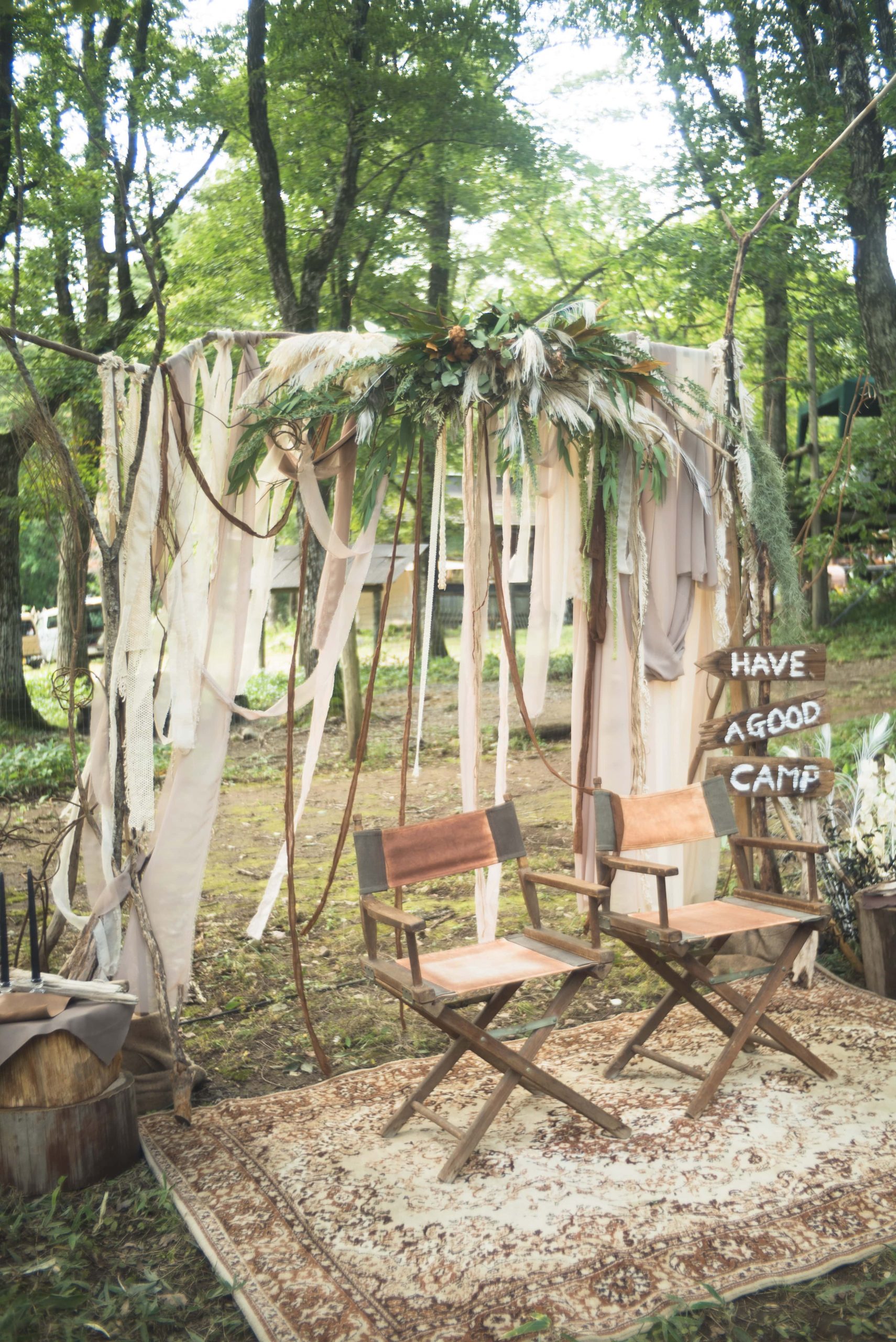 キャンプウェディングでの新郎新婦の高砂装花