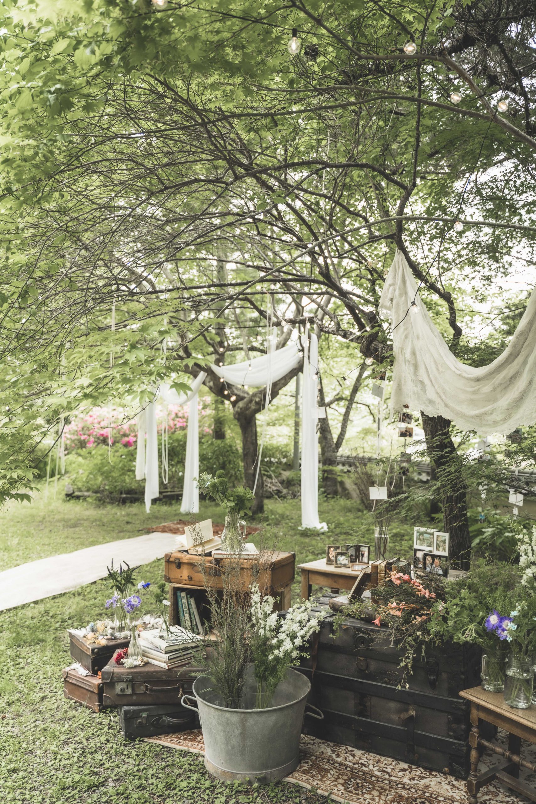 森の中のウェディングセレモニーでの装飾