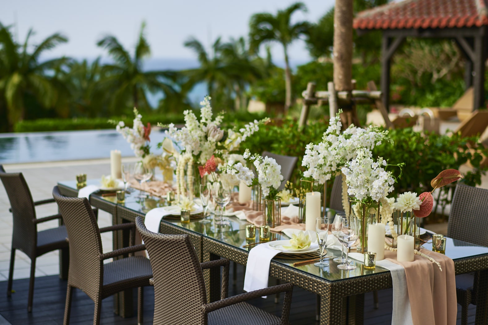 沖縄カフーリゾートでのウェディングの装花写真