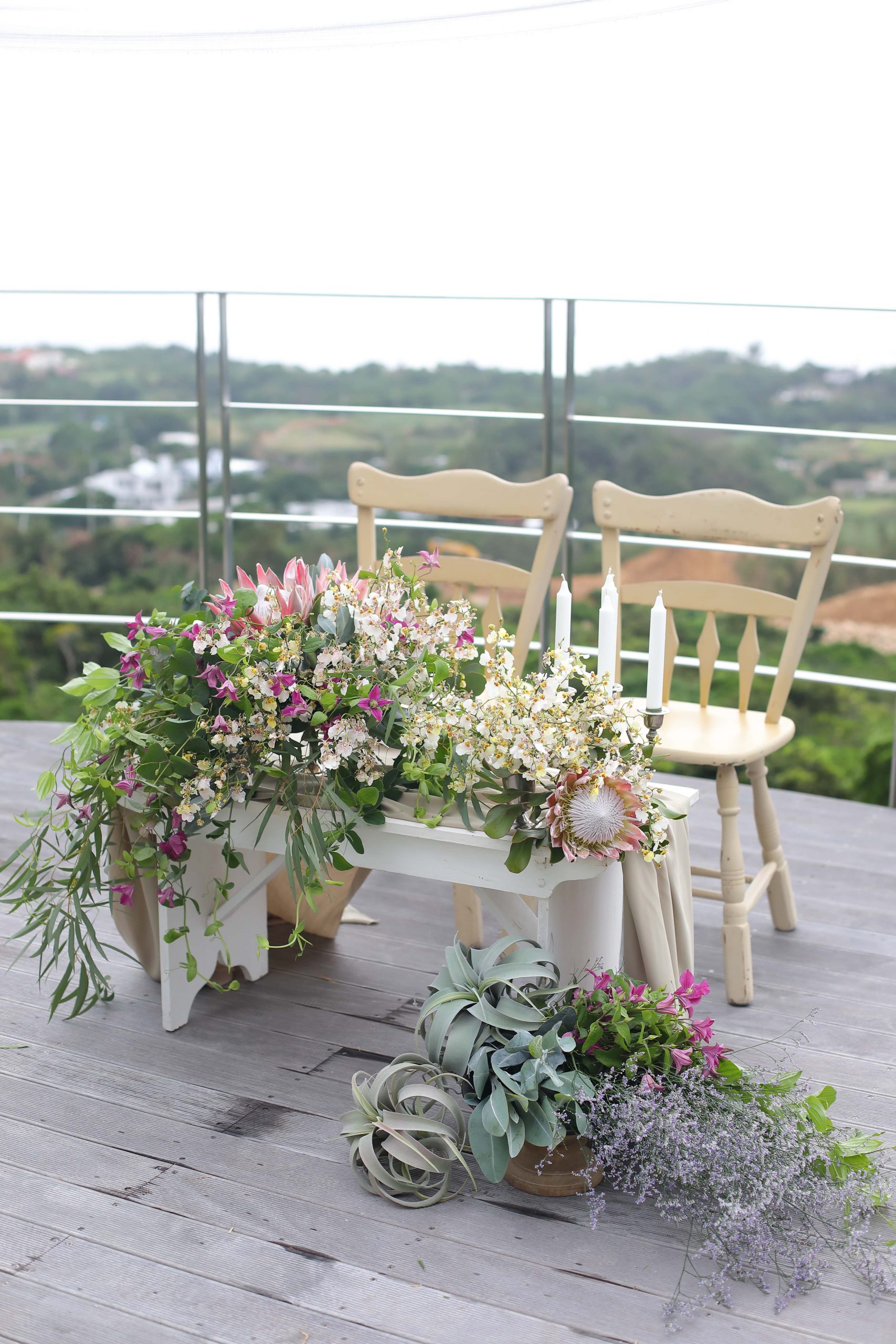 沖縄ウェディングでのアシンメトリーなデザインのメイン装花