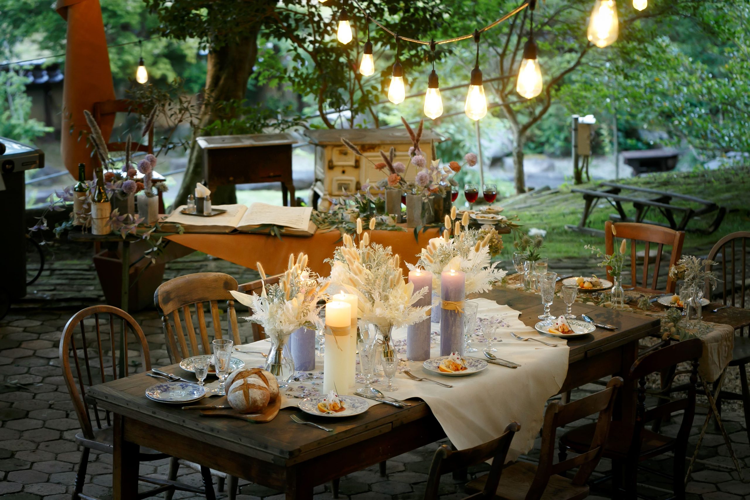 森の中のアウトドアウェディングでの装花