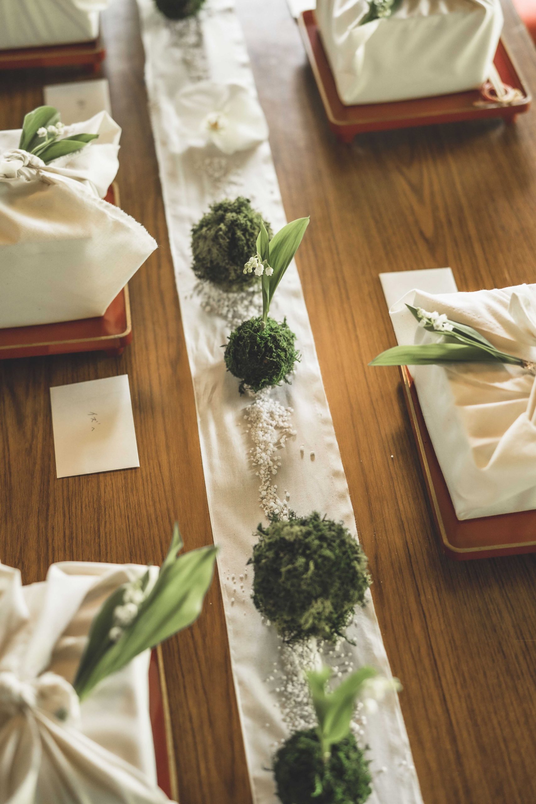 すずらんと苔玉を使った和風なテーブル装花