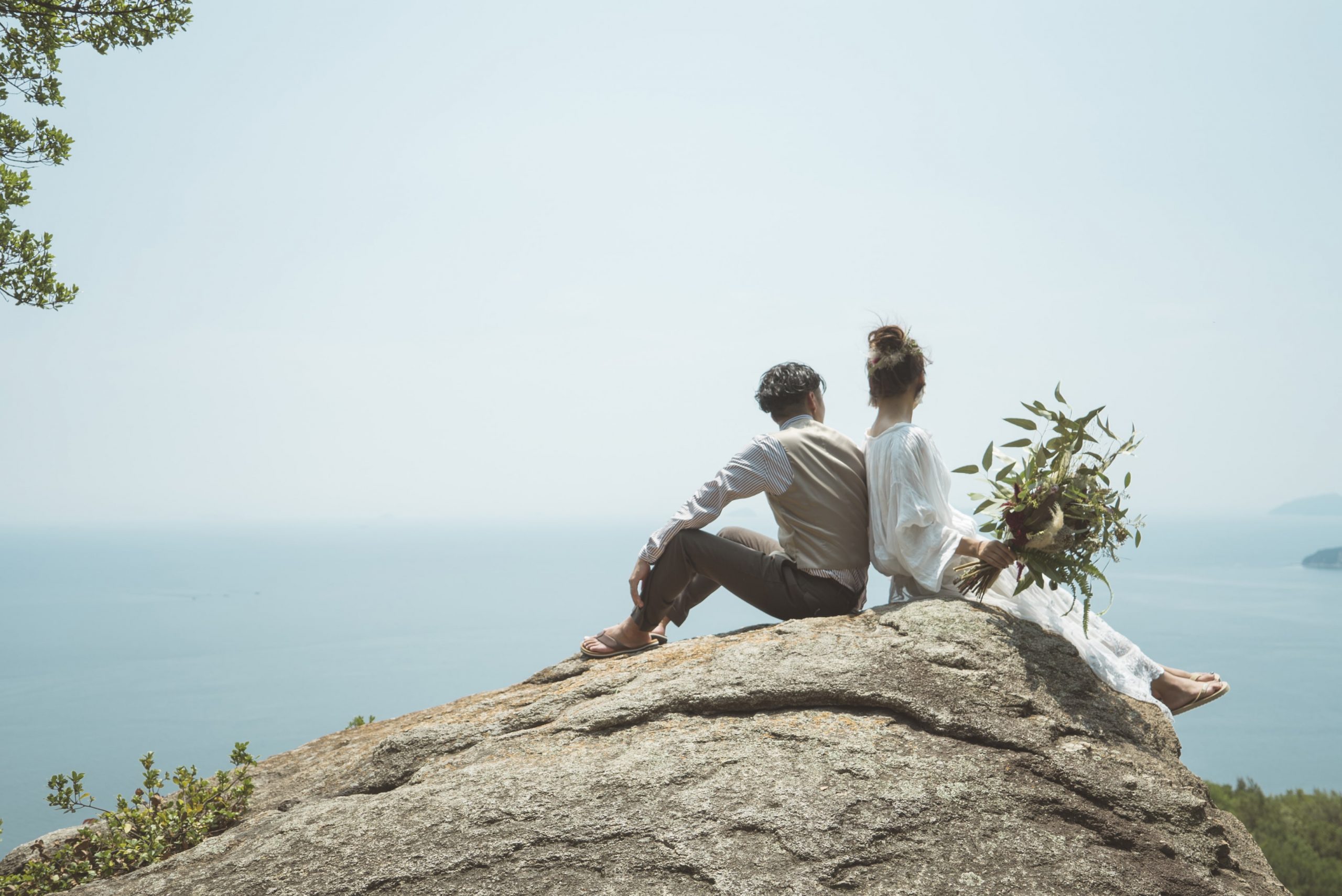 広い瀬戸内海を見渡す新郎新婦