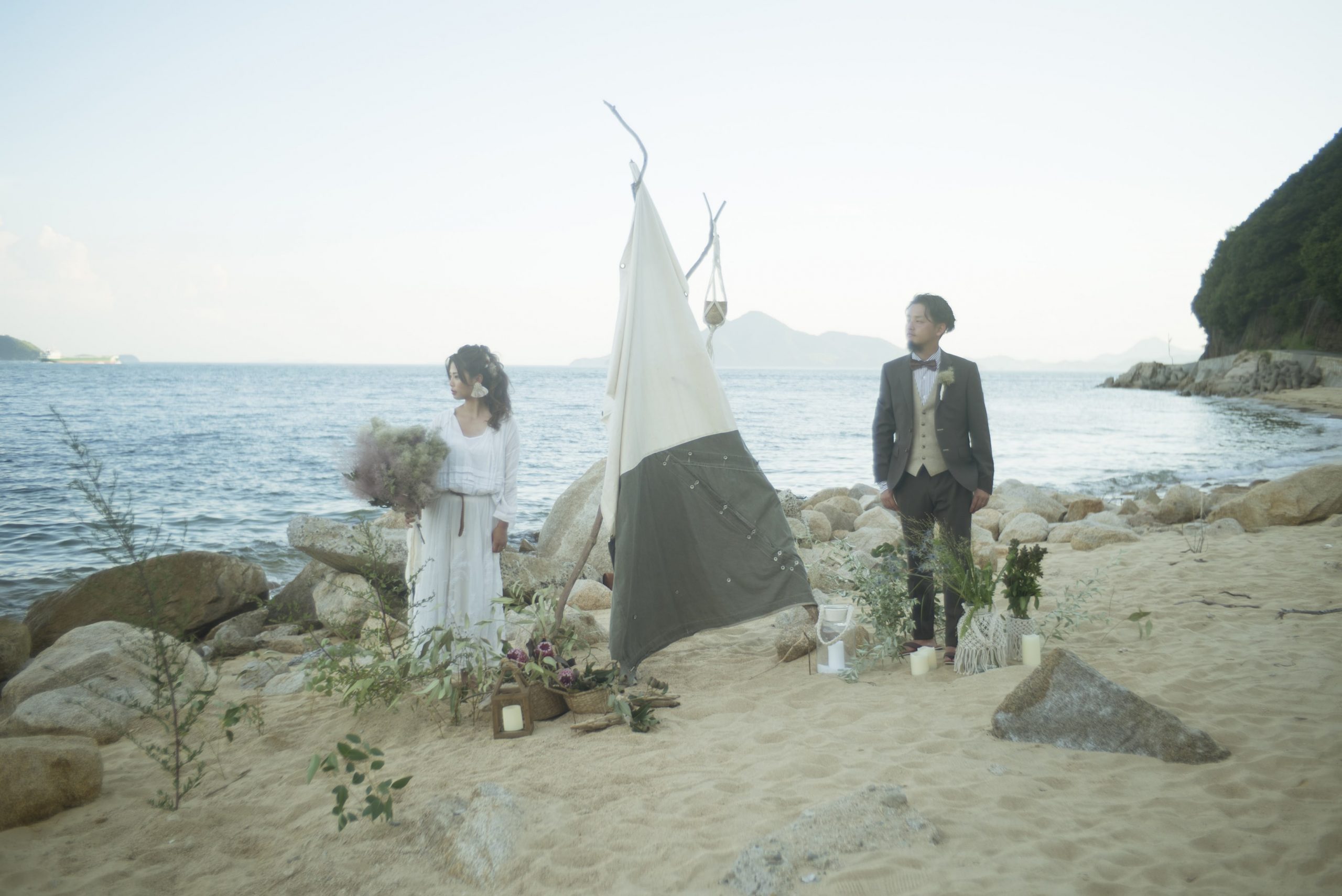 デコレーションした砂浜での結婚式前撮り