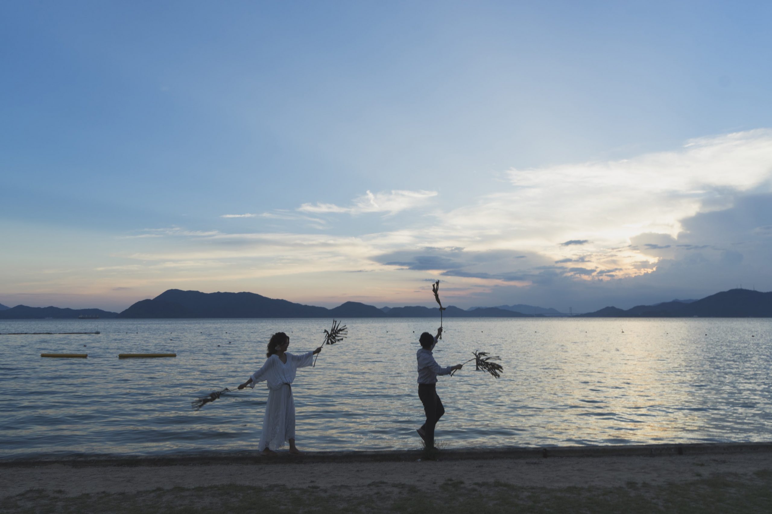 サンセットの瀬戸内海ビーチでの結婚式前撮り