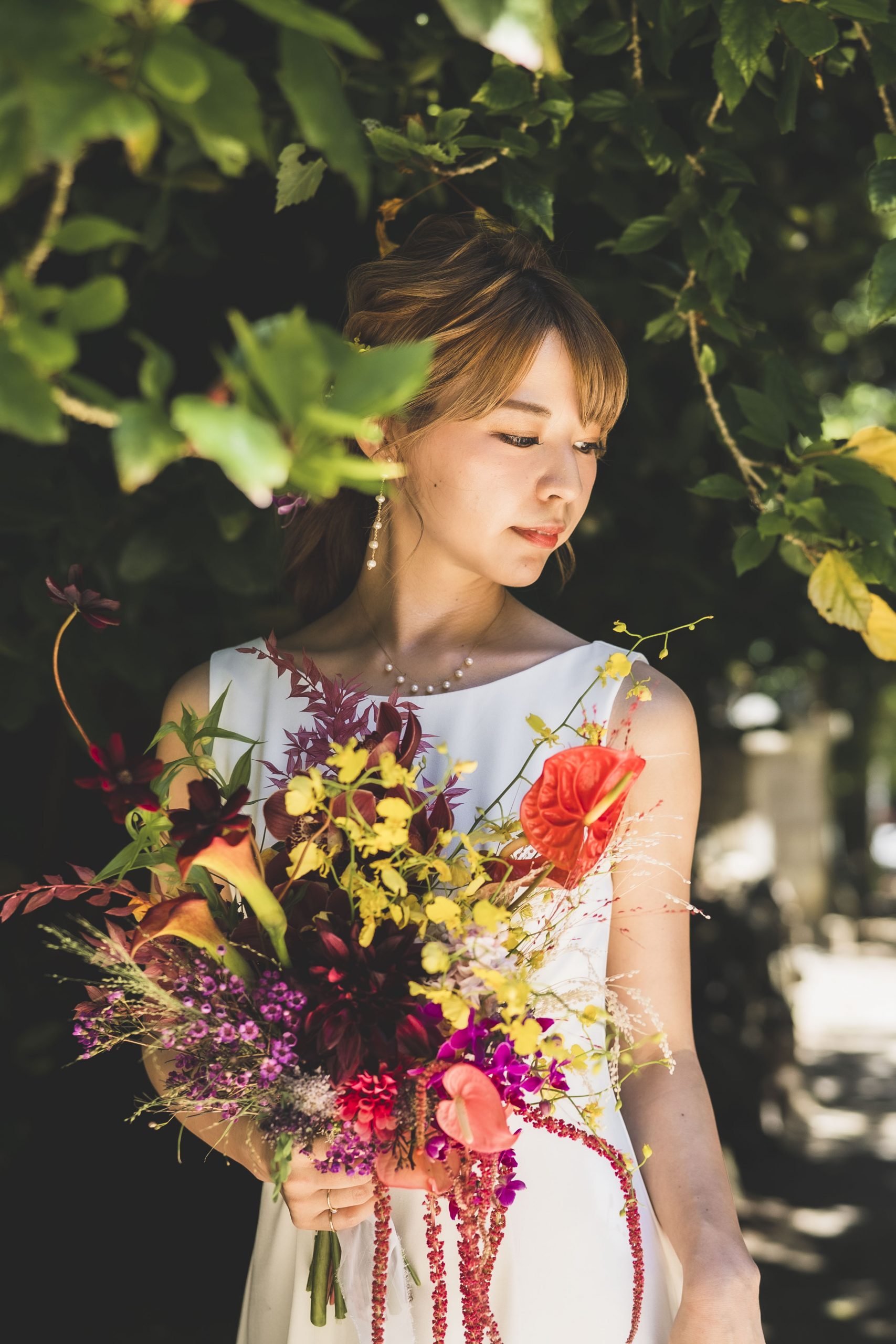 カラフルなウェディングブーケを持った花嫁