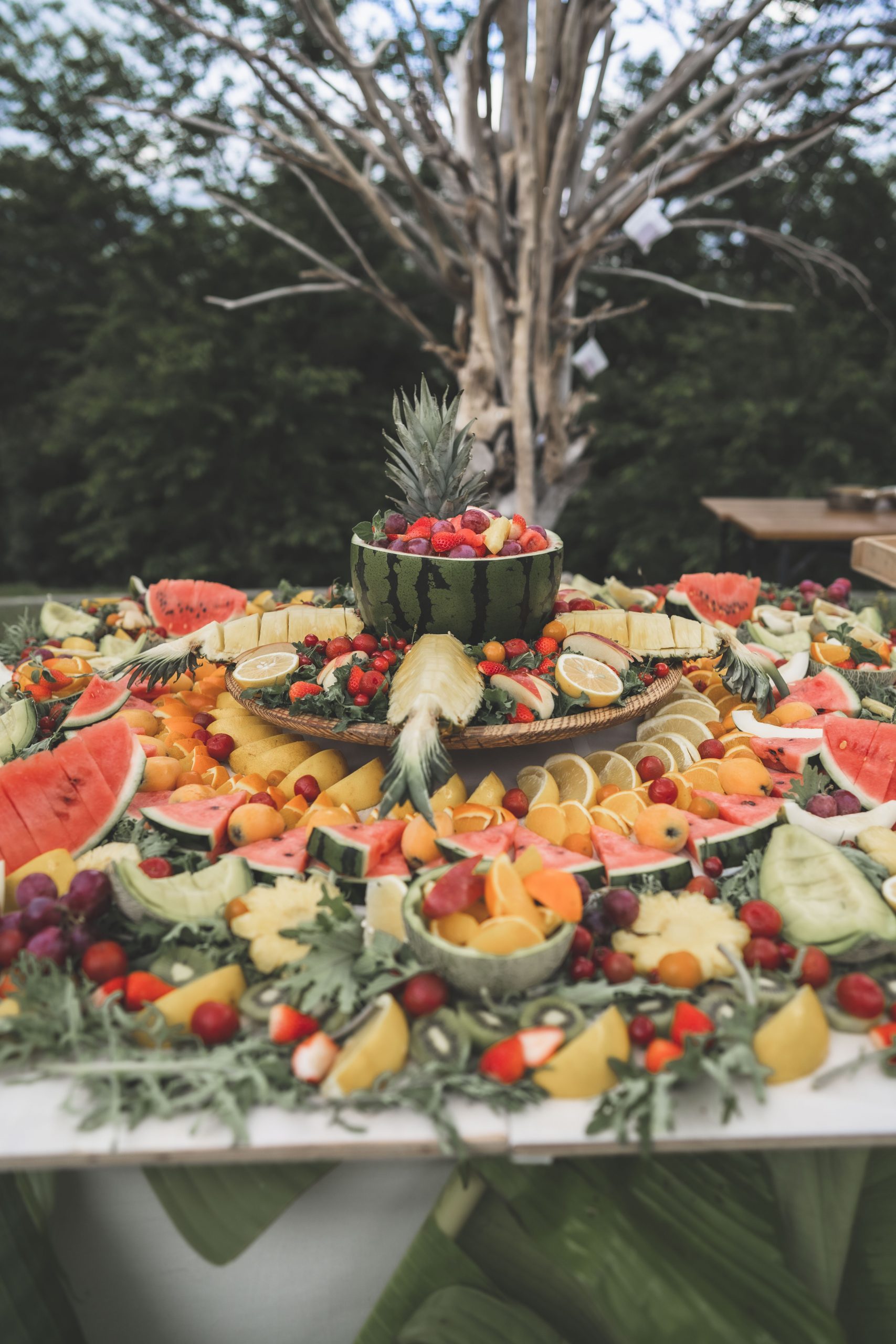 アウトドアウェディングでのスイーツビュッフェ