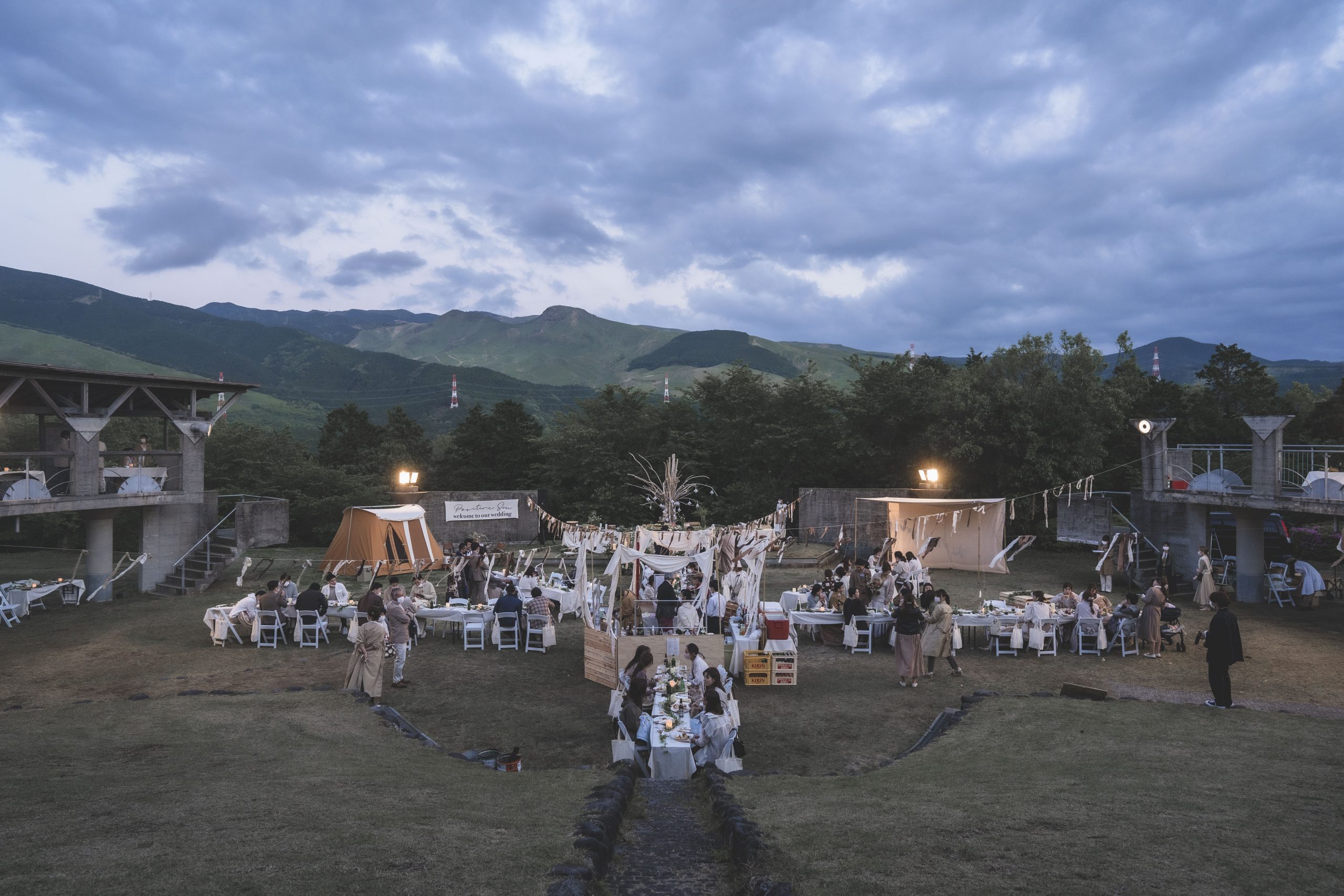 開放的な阿蘇のキャンプ場での結婚式