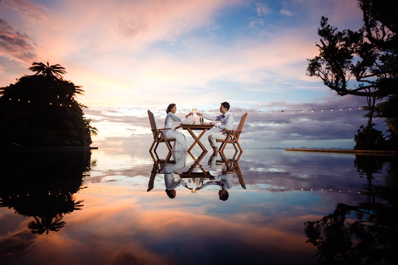 沖縄の美しいサンセットの鏡面反射