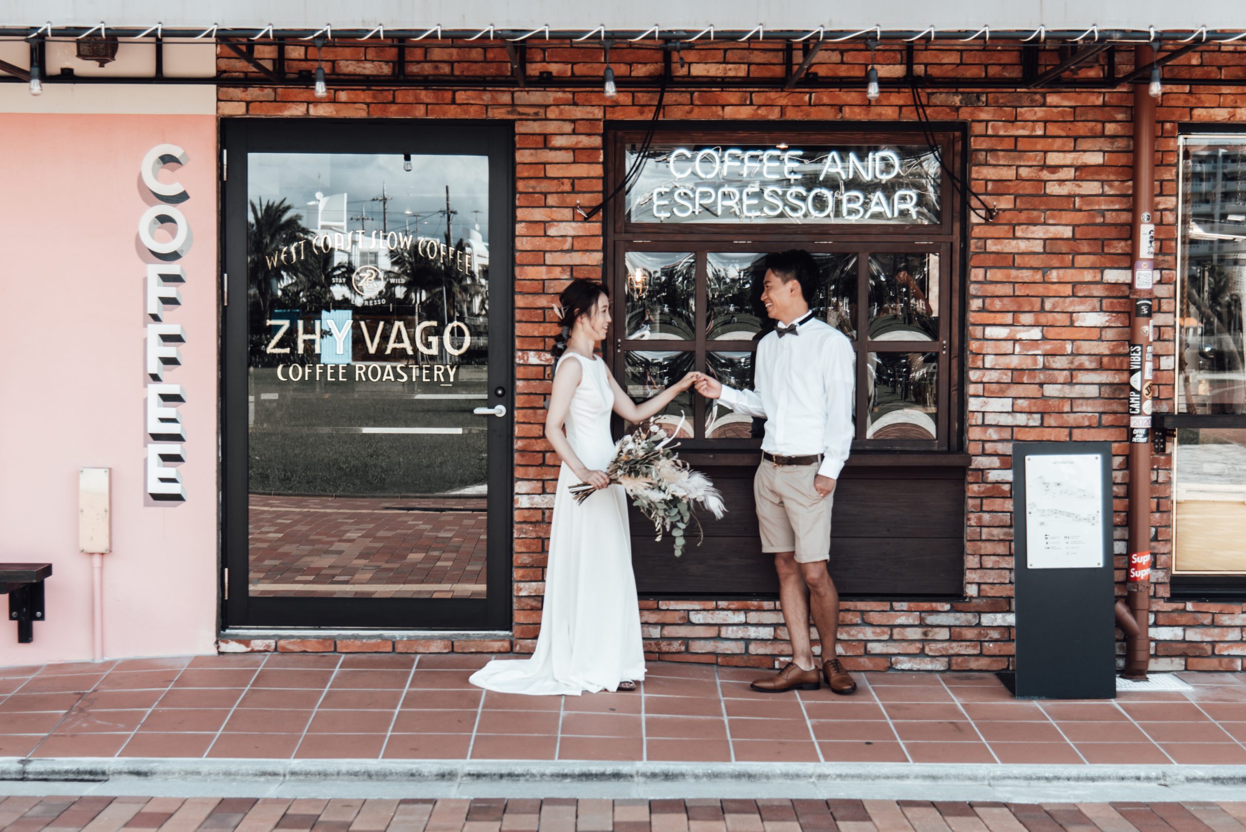 沖縄ジバゴコーヒーの前で結婚式前撮り