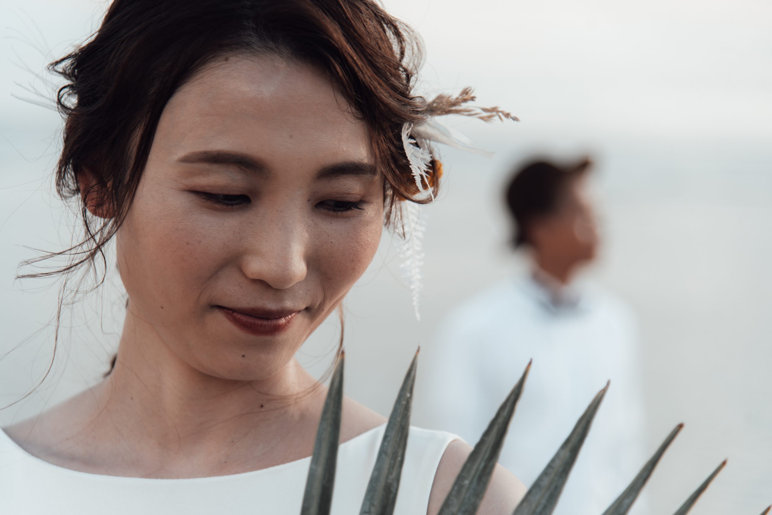 沖縄ビーチフォトウェディングでの新婦