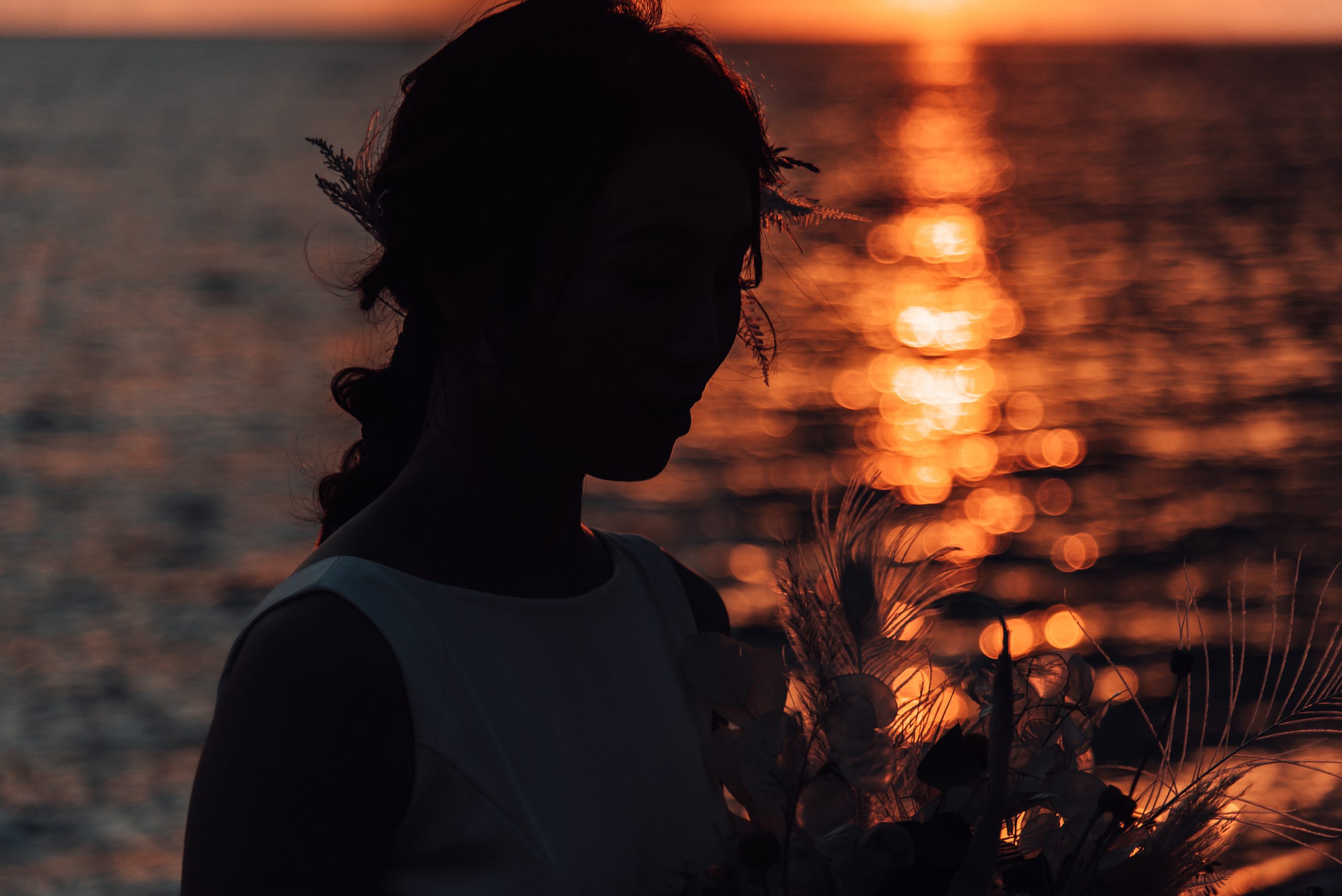 サンセットが美しい沖縄の海でのウェディングフォト