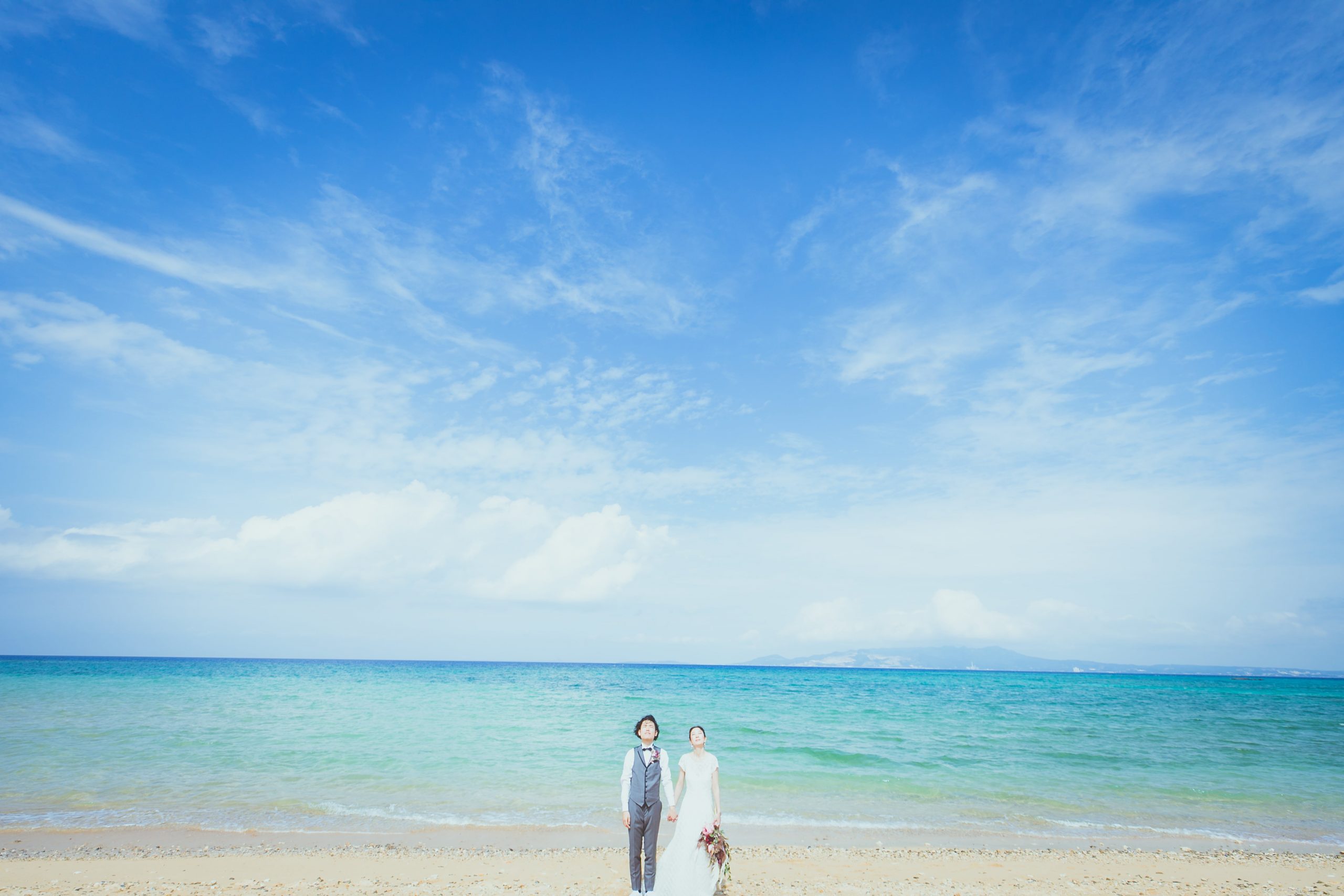 沖縄の青い海でのフォトウェディング