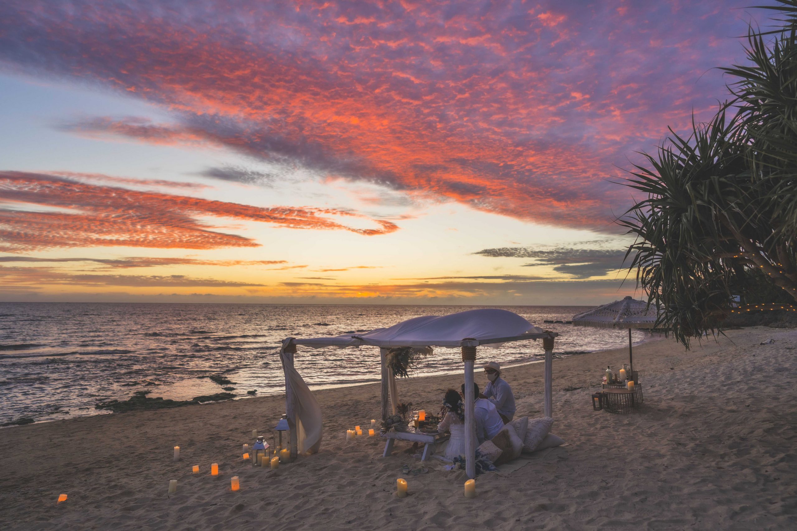 沖縄のビーチの美しいサンセットで結婚式前撮り
