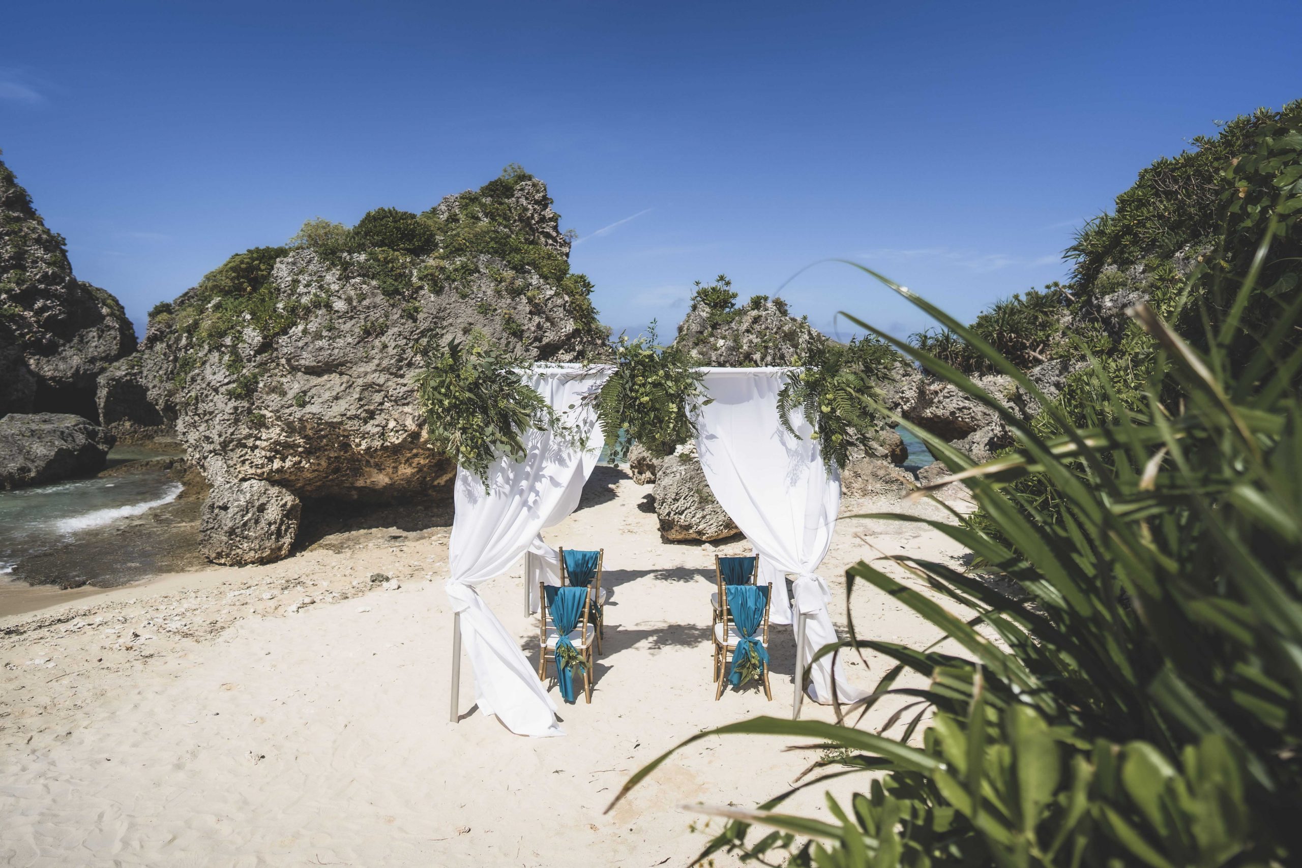 日航アリビラのプライベートビーチでのウェディングセレモニー