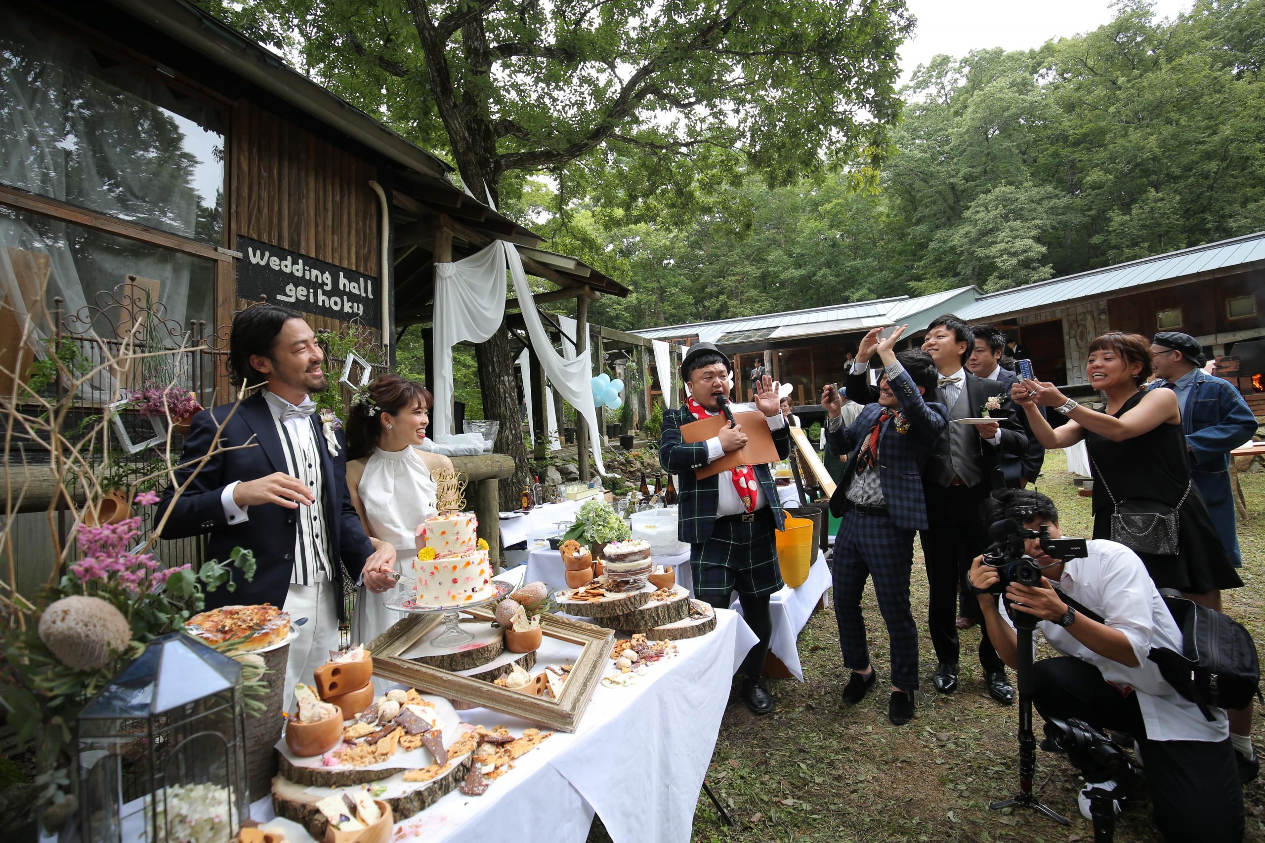 森の中の結婚式でのスイーツビュッフェ