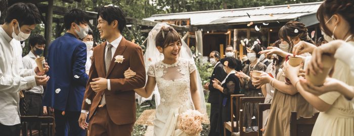 森の中の結婚式での新郎新婦