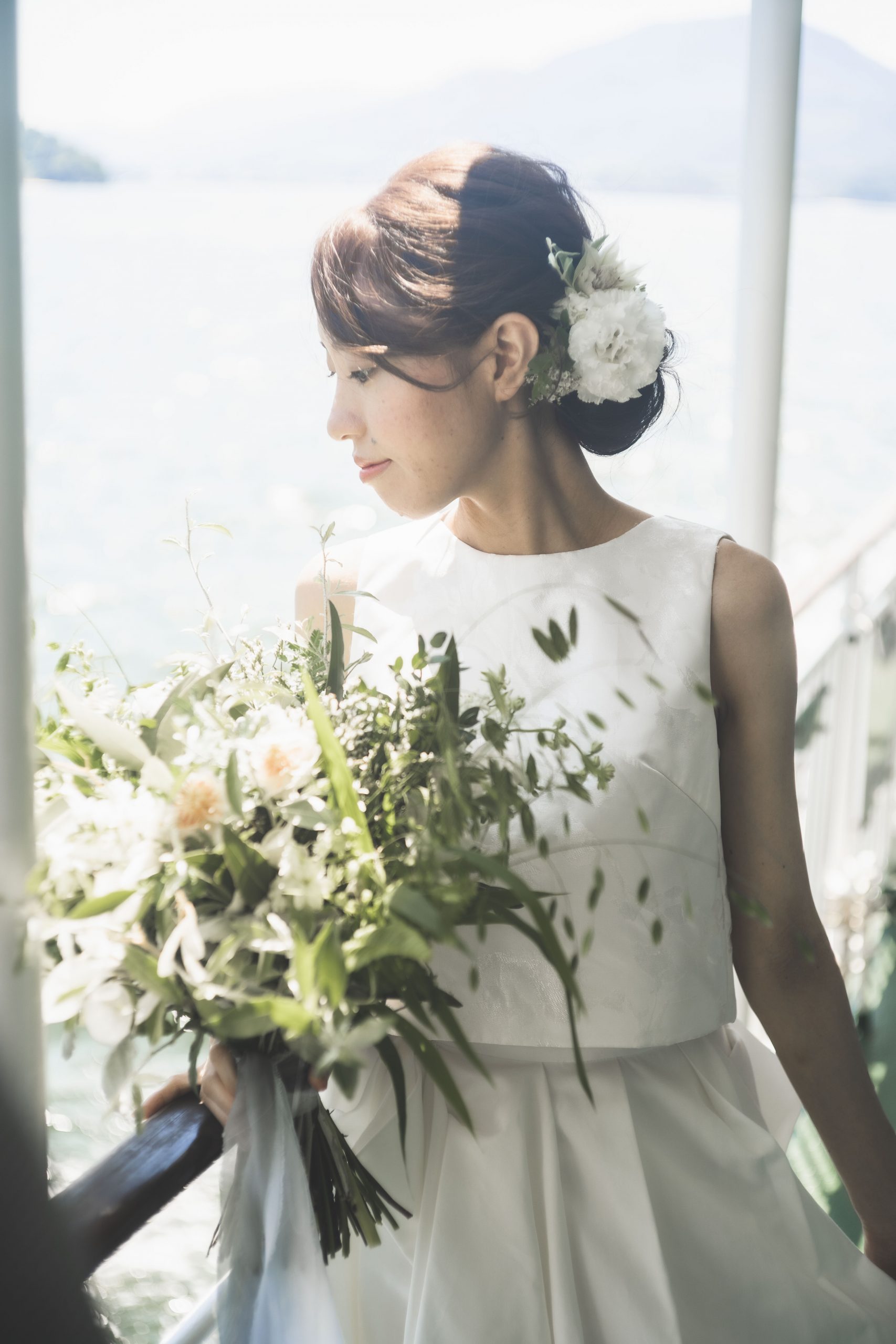 フェリーの上でウェディングブーケを持つ広島花嫁