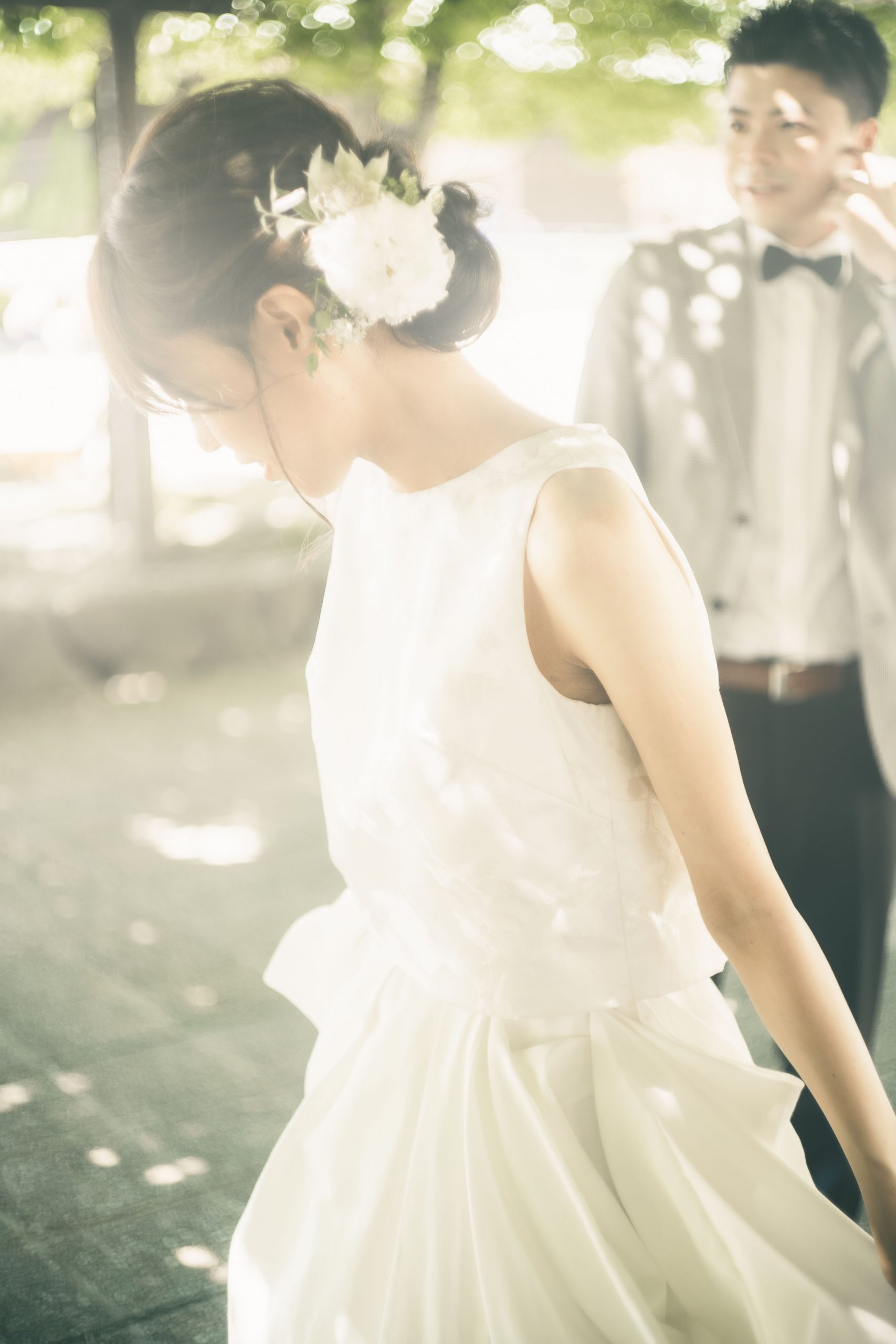 宮島で結婚式前撮り中の新郎新婦