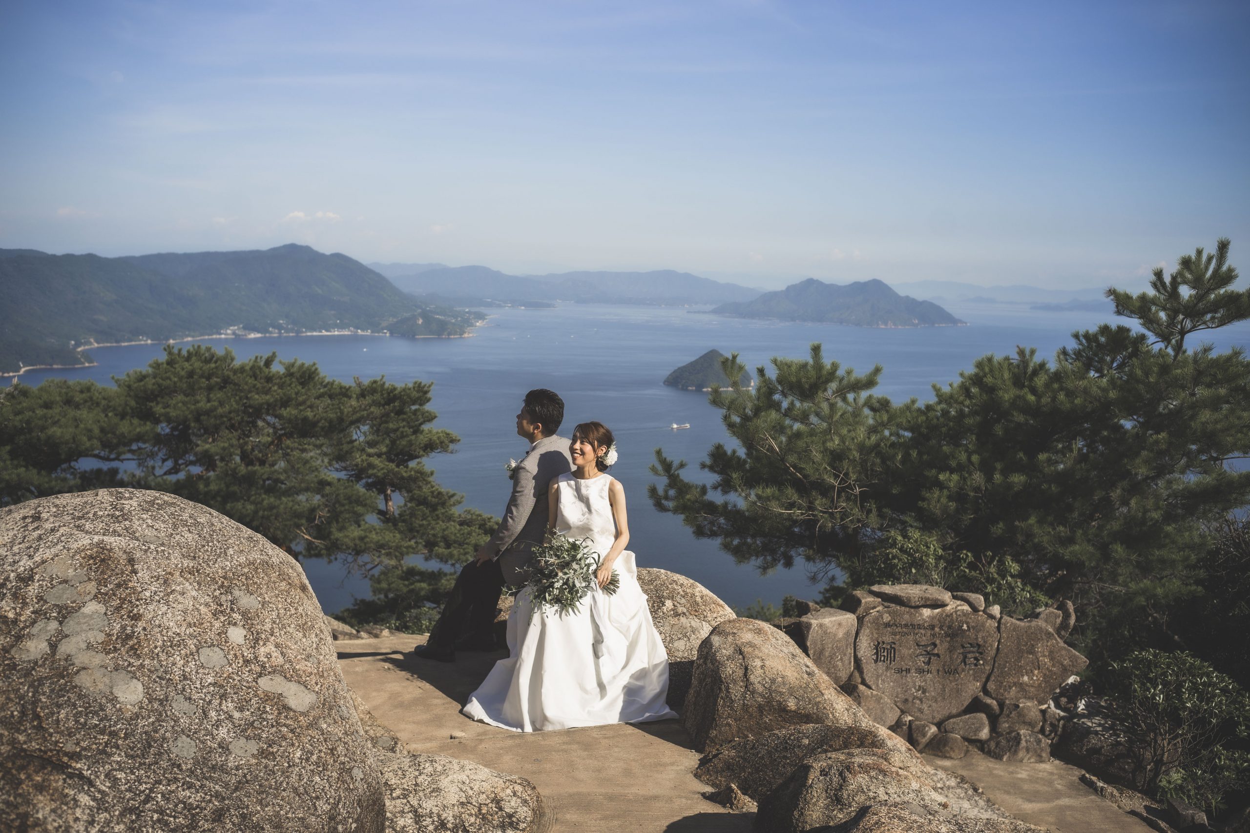宮島弥山から見渡す海をバックにしたウェディングフォト