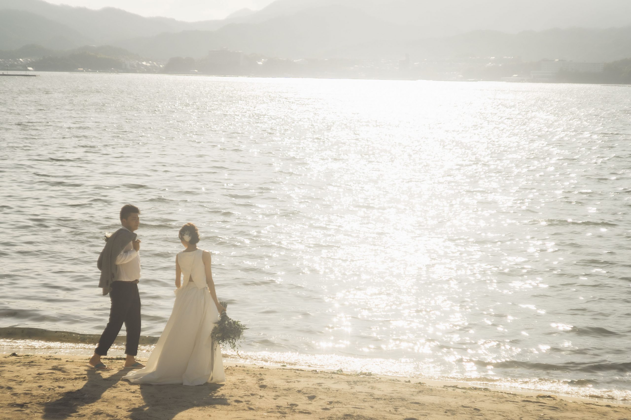 宮島の光り輝くビーチでのロケーションフォト