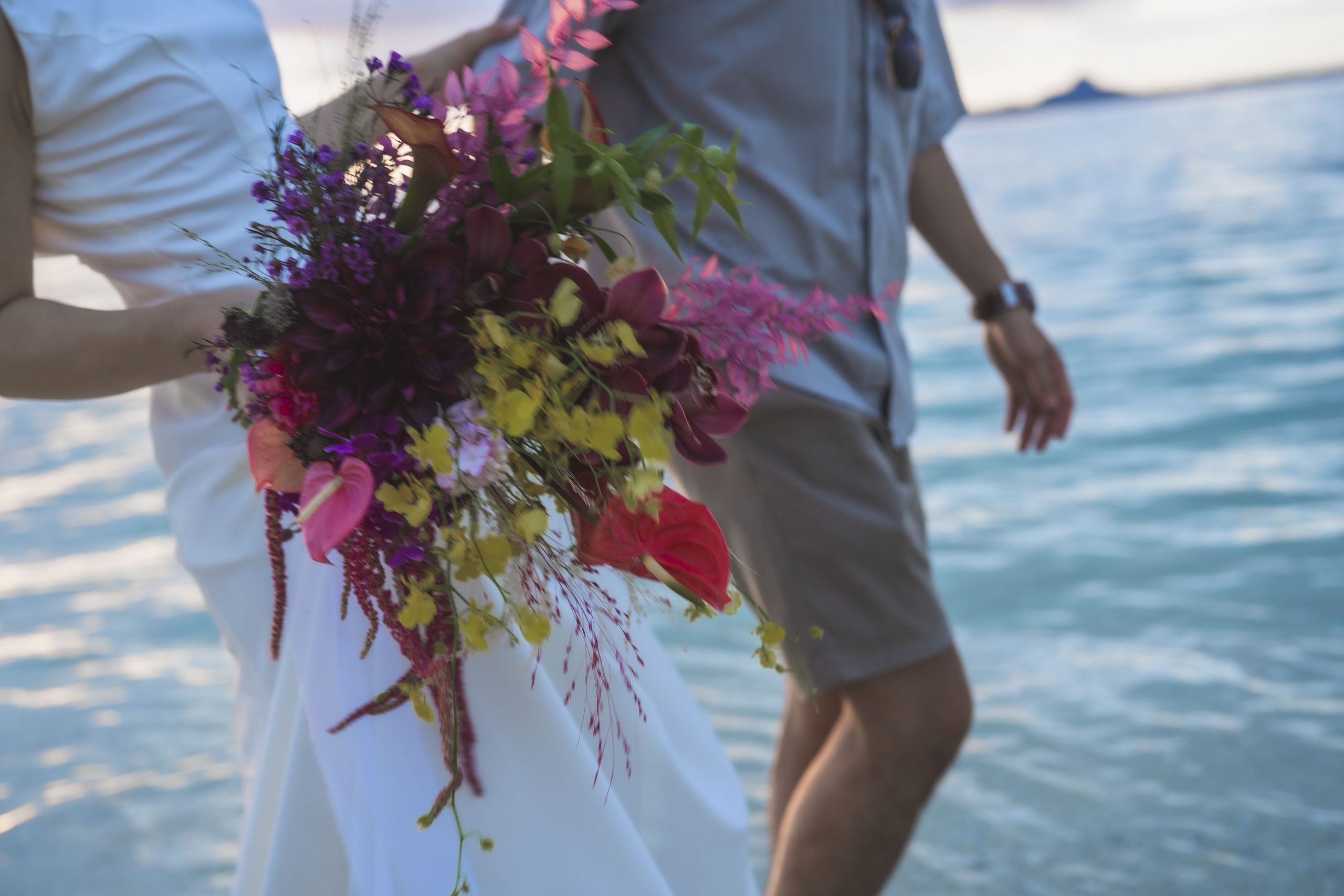 花屋ルパサージュエメが作成した沖縄のビーチフォトでのウェディングブーケ